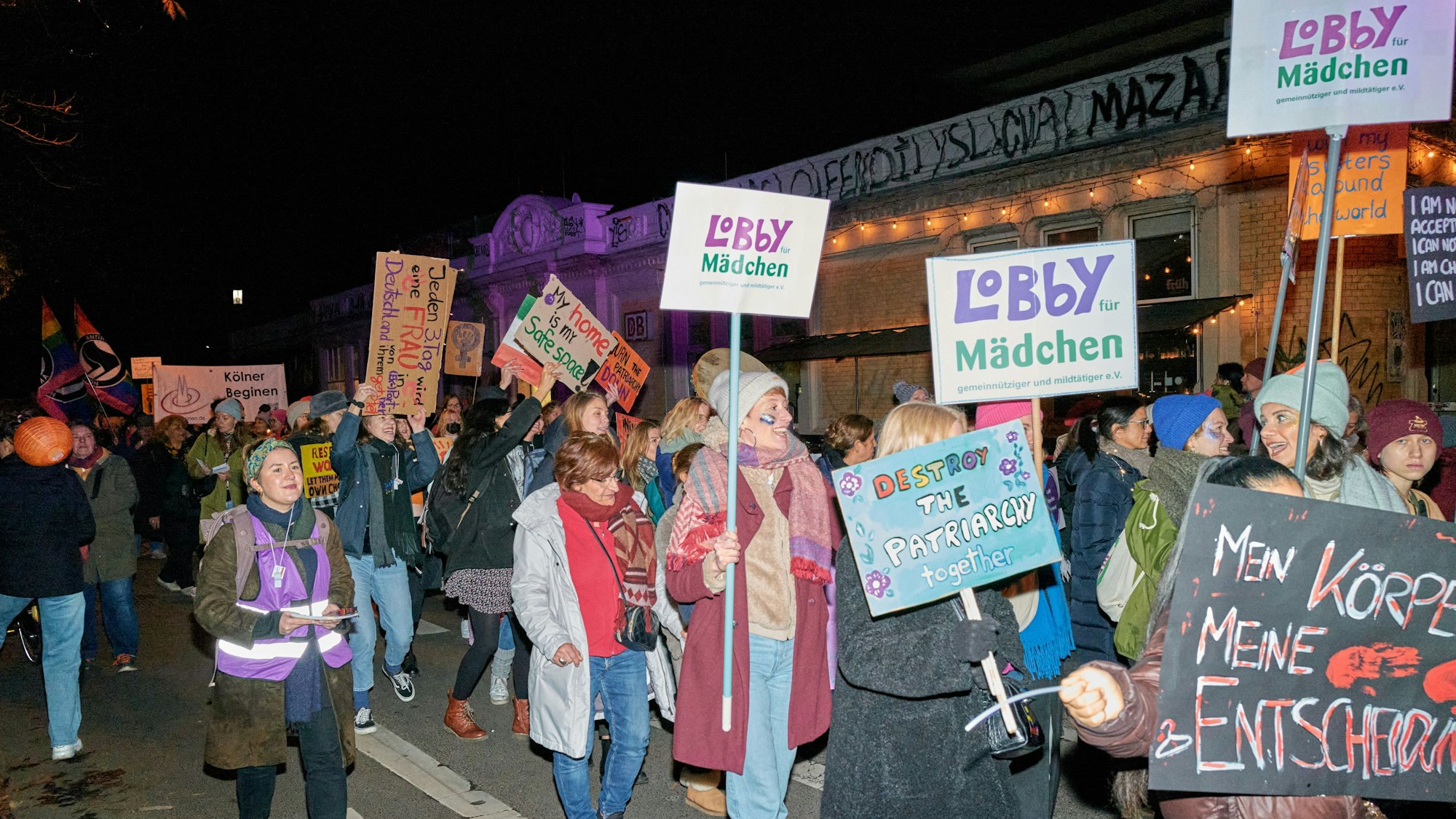 Der Protestmarsch mit mehreren Hundert Menschen macht sich auf den Weg zum Breslauerplatz.