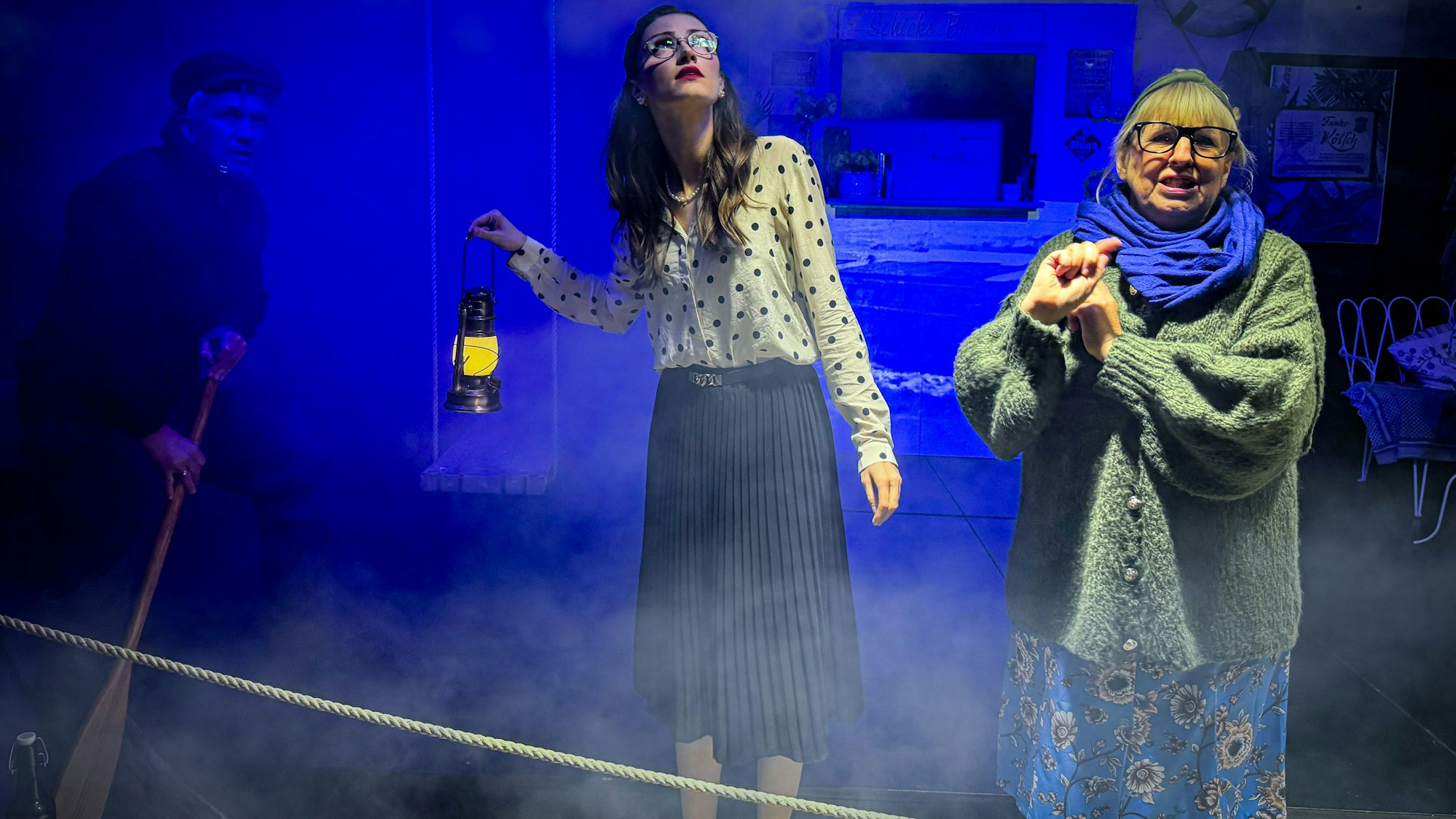 Zwei Frauen stehen auf einer Bühne.