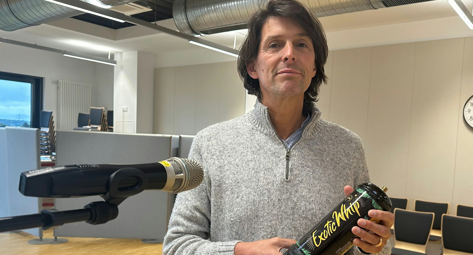 Dr. med. Daniel Tibussek, Facharzt für Kinder- und Jugendmedizin sowie Kinderneurologe, fordert im Haupt- und Digitalisierungszuschuss des Stadtrates ein Verkaufsverbot für Lachgas.