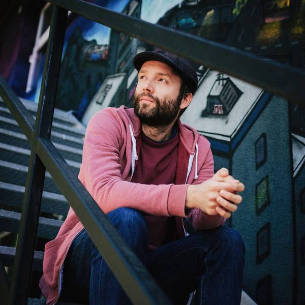 Marc-Uwe Kling sitzt auf einer Treppe