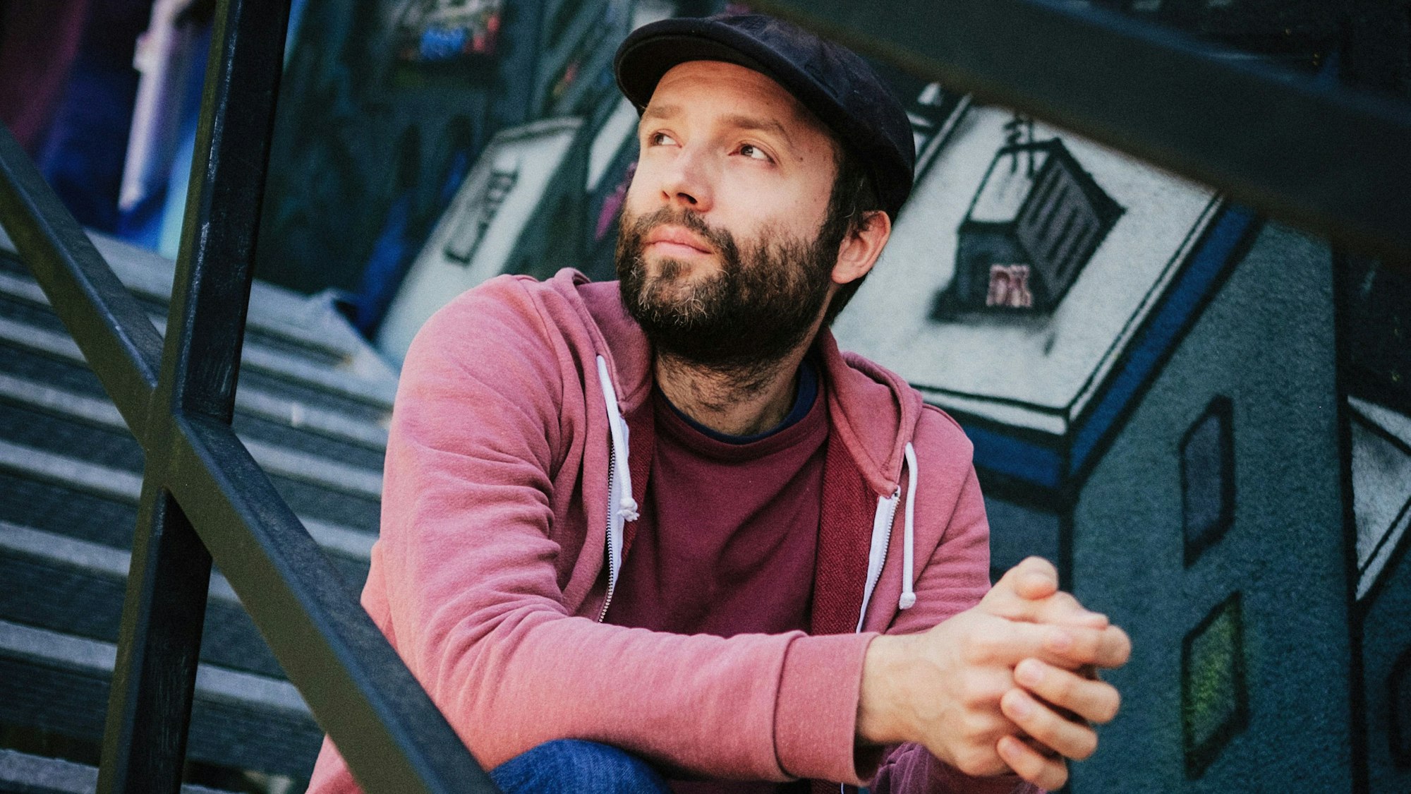 Marc-Uwe Kling sitzt auf einer Treppe