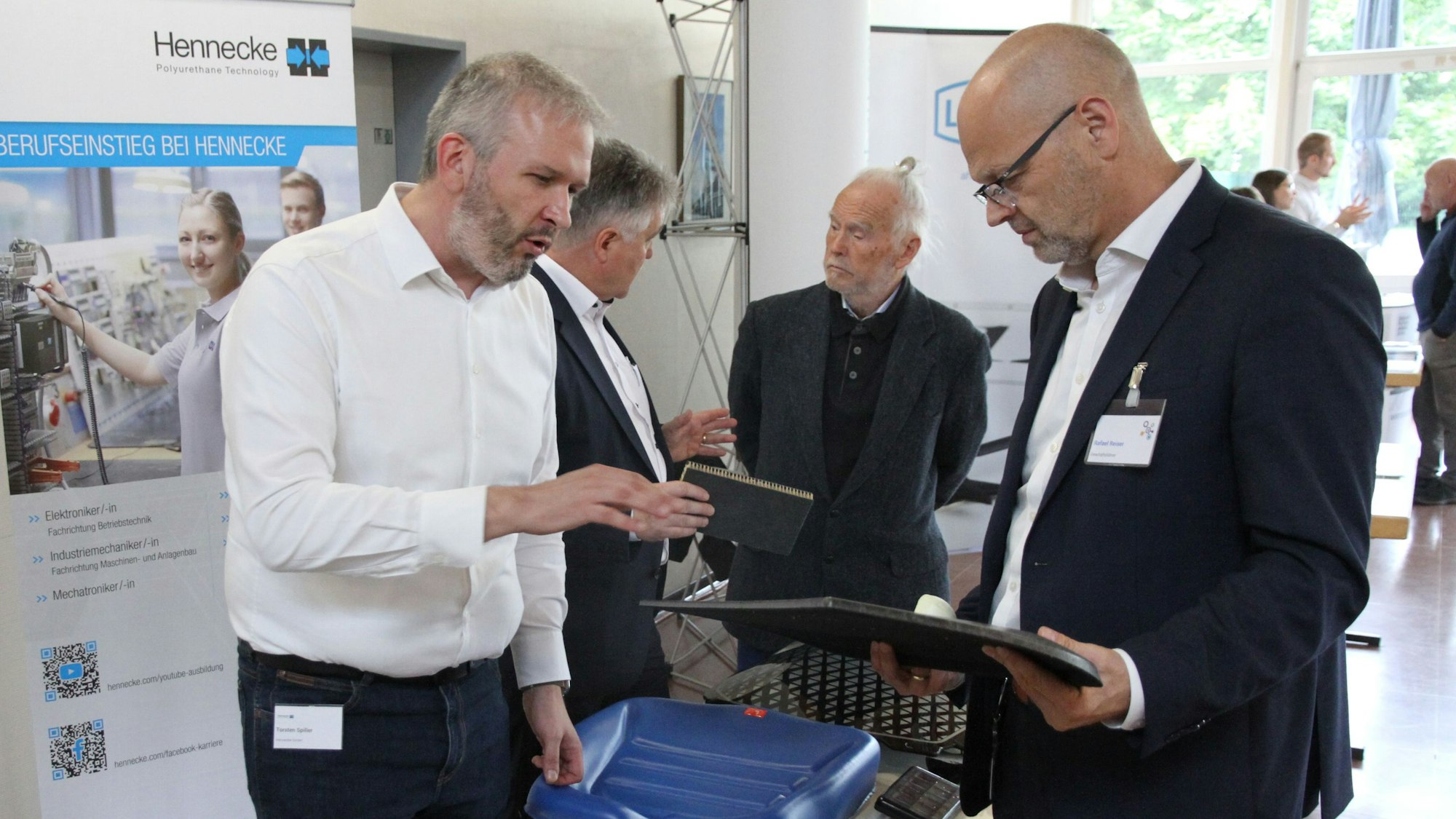 Industrie hautnah erleben, Veranstaltung der Initiative Industrie im Kasino des Chemieparks Lülsdorf, Torsten Spiller (links) von der Firma Hennecke im Gespräch mit Rafael Reiser, Geschäftsführer des Chemieparks