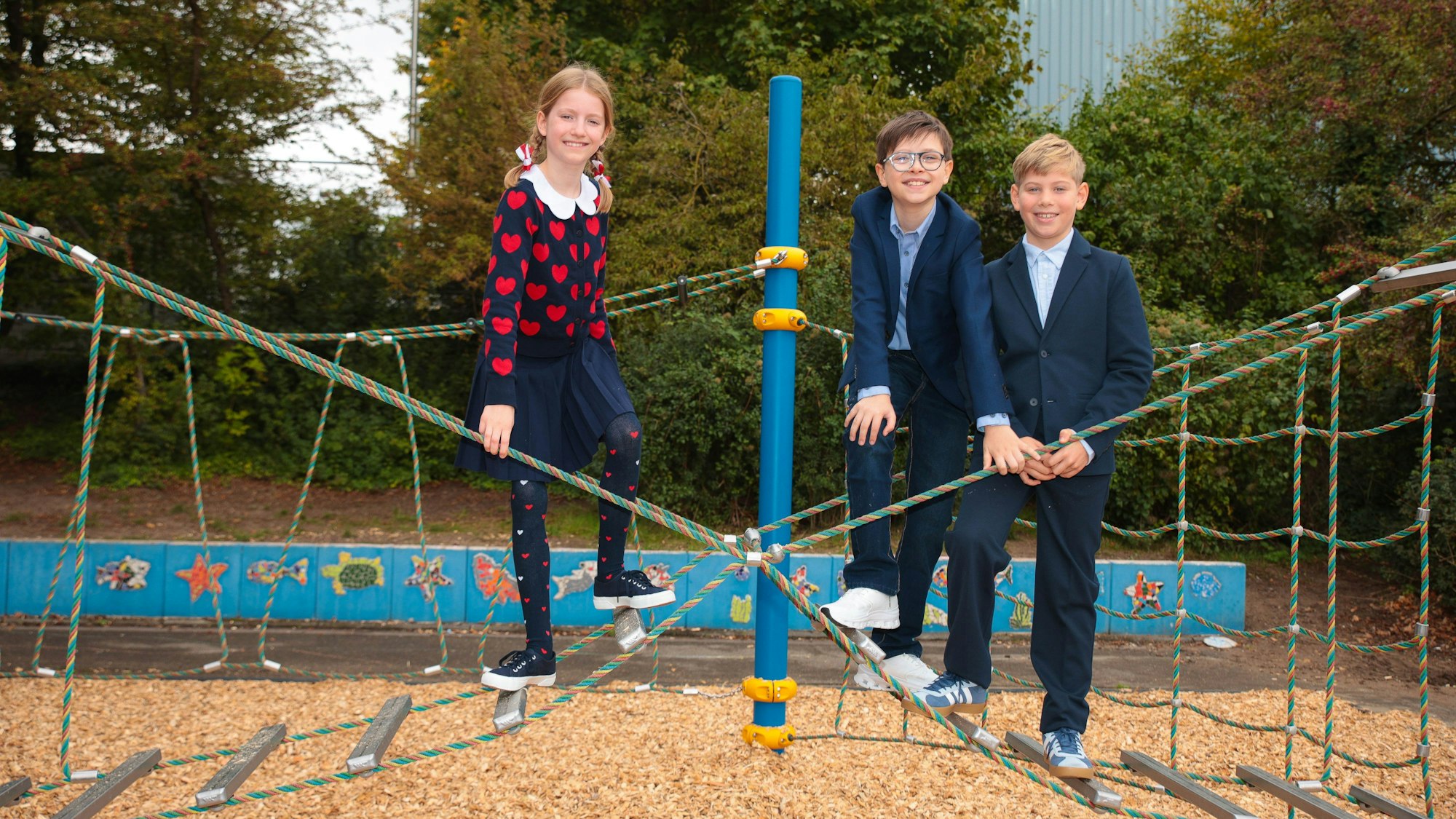 Präsentation des Kölner Kinderdreigestirns. Jungfrau Phili, Prinz Linus II. und Bauer Jonathan auf einem Klettergerüst.