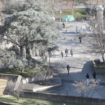 18.02.2025, Köln: Einige Zugänge am Ebertplatz werden von der Stadt zu gemacht. Am Zugang an der Sparkasse treffen sich ungewollt Passanten auf Dealer. Foto: Arton Krasniqi
