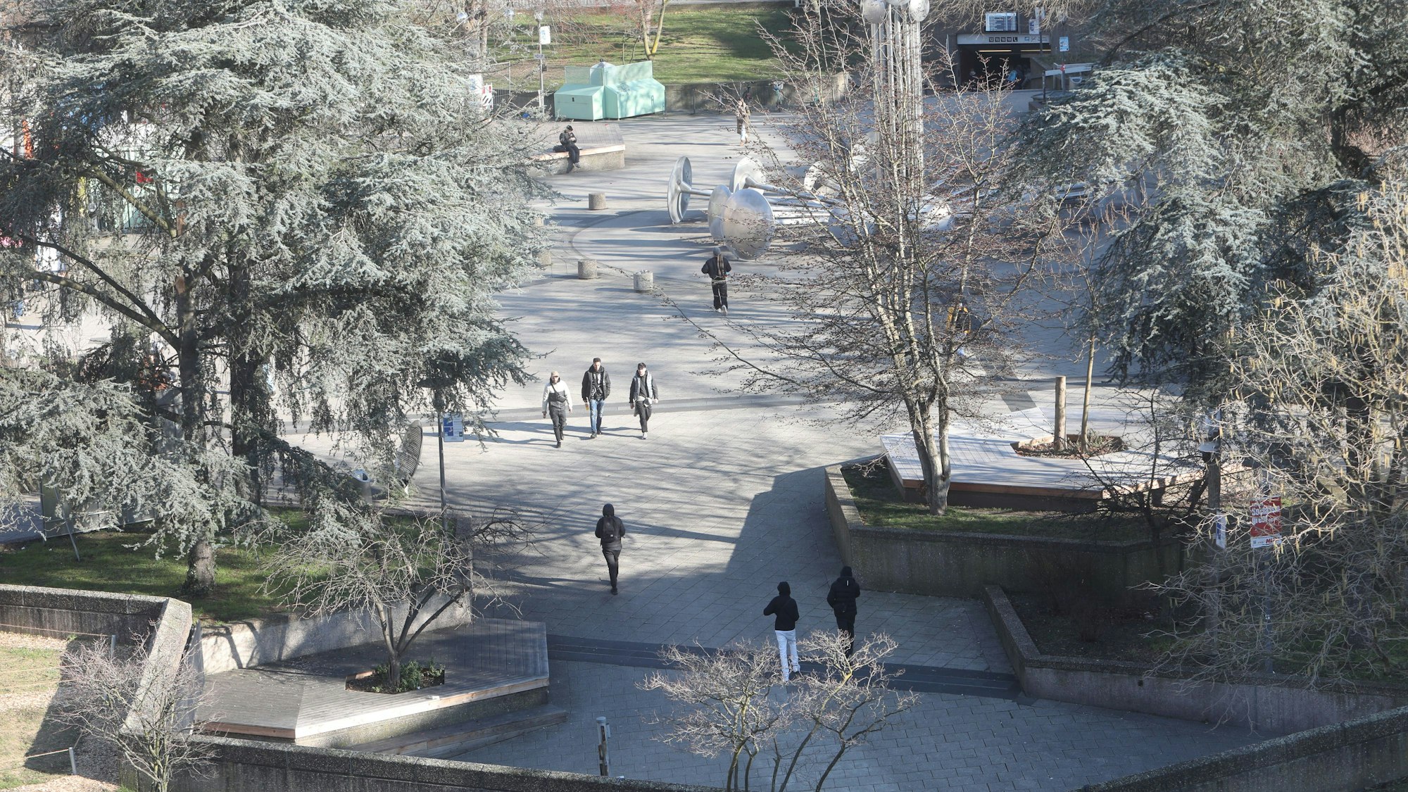 18.02.2025, Köln: Einige Zugänge am Ebertplatz werden von der Stadt zu gemacht. Am Zugang an der Sparkasse treffen sich ungewollt Passanten auf Dealer. Foto: Arton Krasniqi