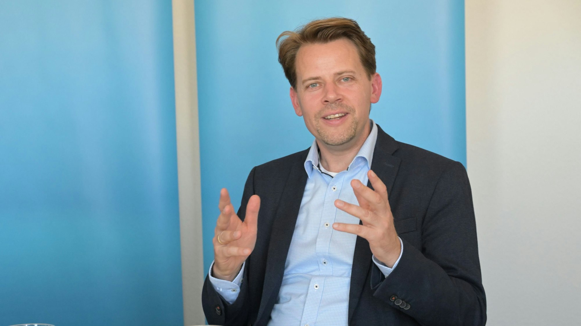 Beim Doppelinterview gestikuliert CDU-Landratskandidat von Boetticher mit den Händen.