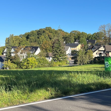Blick von der Neuen Landstraße (L350) in Marienberghausen quer über den möglichen Bauplatz bis zur Straße Höferhofweg.