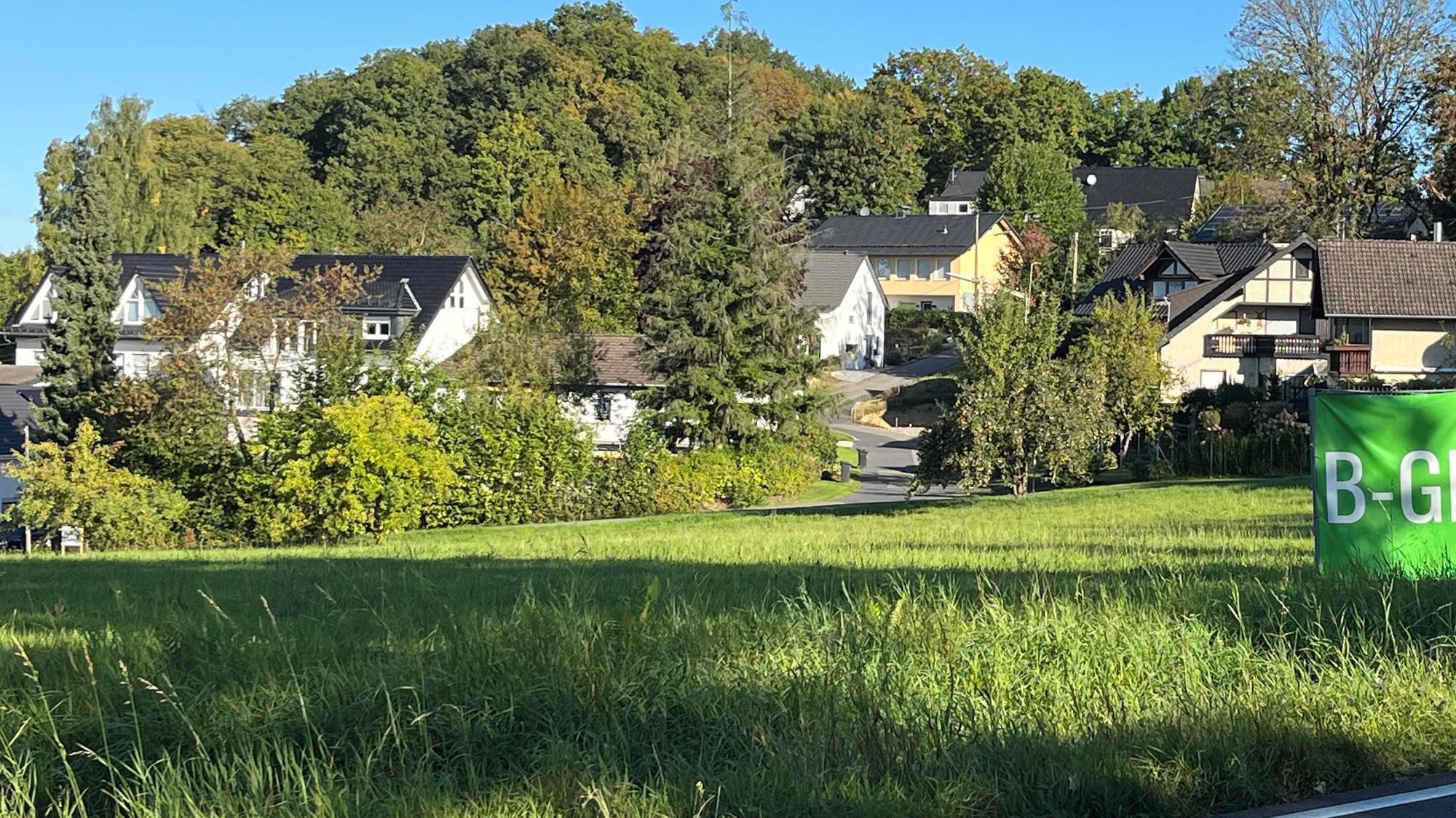Blick von der Neuen Landstraße (L350) in Marienberghausen quer über den möglichen Bauplatz bis zur Straße Höferhofweg.