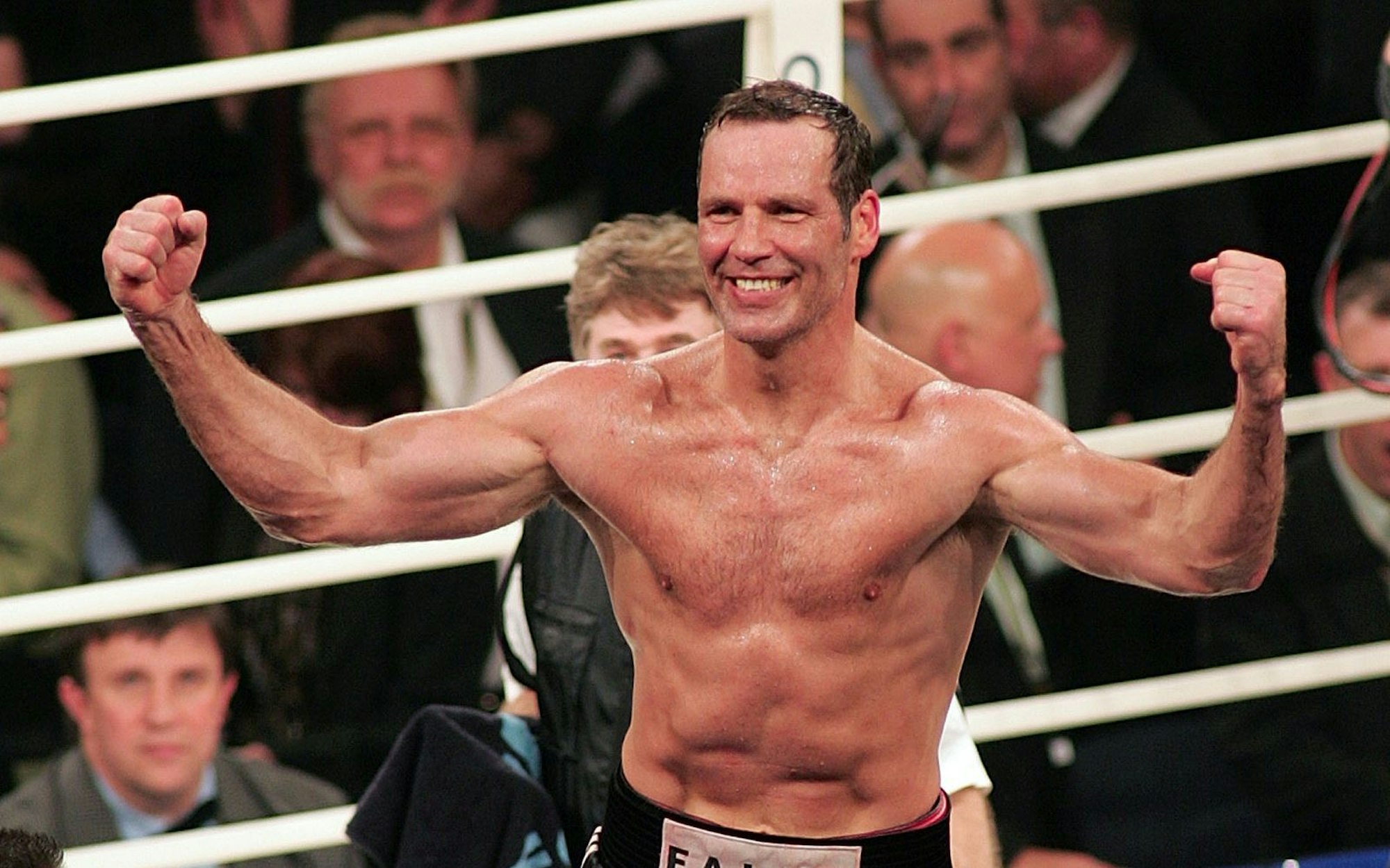 So sieht ein Sieger aus: Nach dem Sieg gegen Virgil Hill 2007 ließ Henry Maske die Muskeln spielen. (Bild: 2007 Getty Images/Theo Klein)