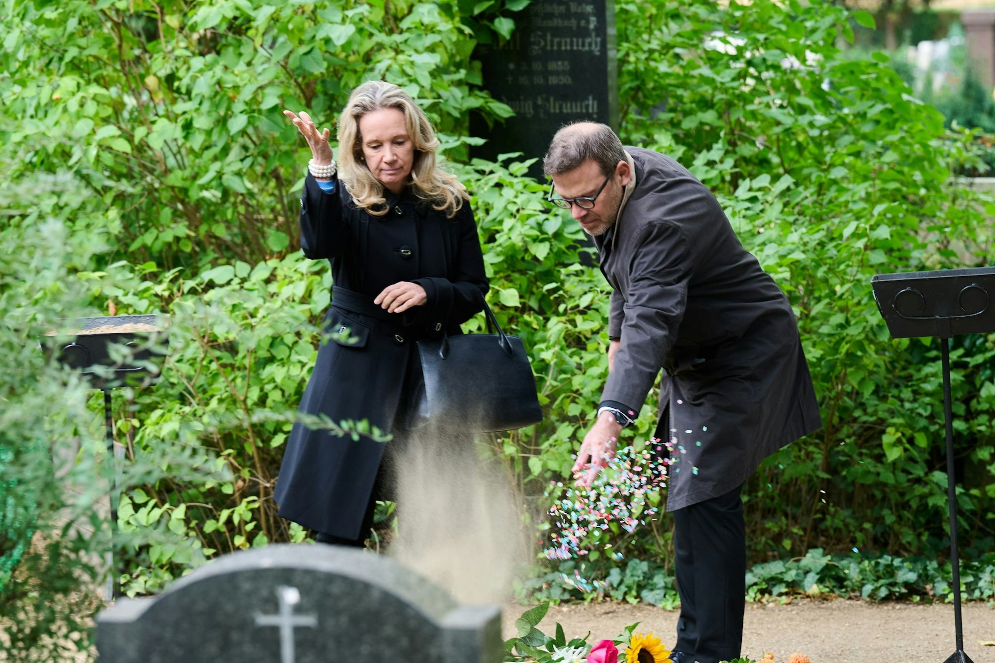 Die Beisetzung fand auf dem Dorotheenstädtischen Friedhof statt. Hier wirft Sarah Wedl-Wilson, Berliner Kultursenatorin, Konfetti.