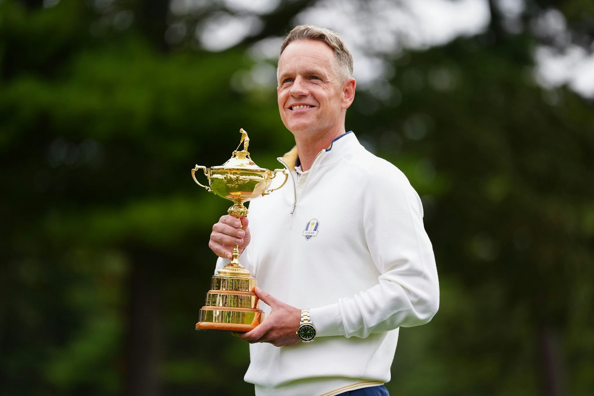 Europas Team-Kapitän Luke Donald mit der Ryder-Cup-Trophäe.