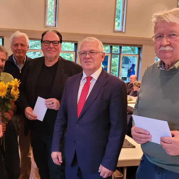 Das Foto zeigt Bürgermeister Willi Heider mit den Spitzen der Kürtener Ratsfraktionen