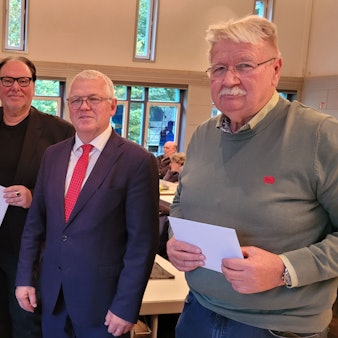 Das Foto zeigt Bürgermeister Willi Heider mit den Spitzen der Kürtener Ratsfraktionen