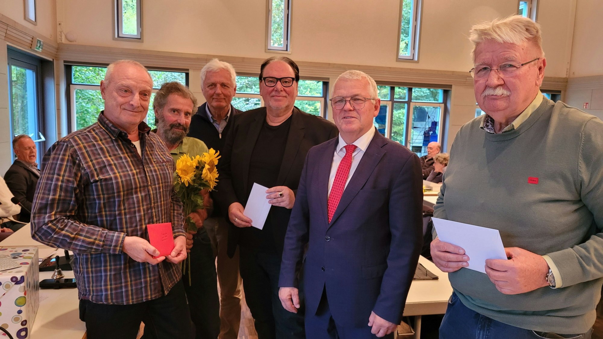 Das Foto zeigt Bürgermeister Willi Heider mit den Spitzen der Kürtener Ratsfraktionen