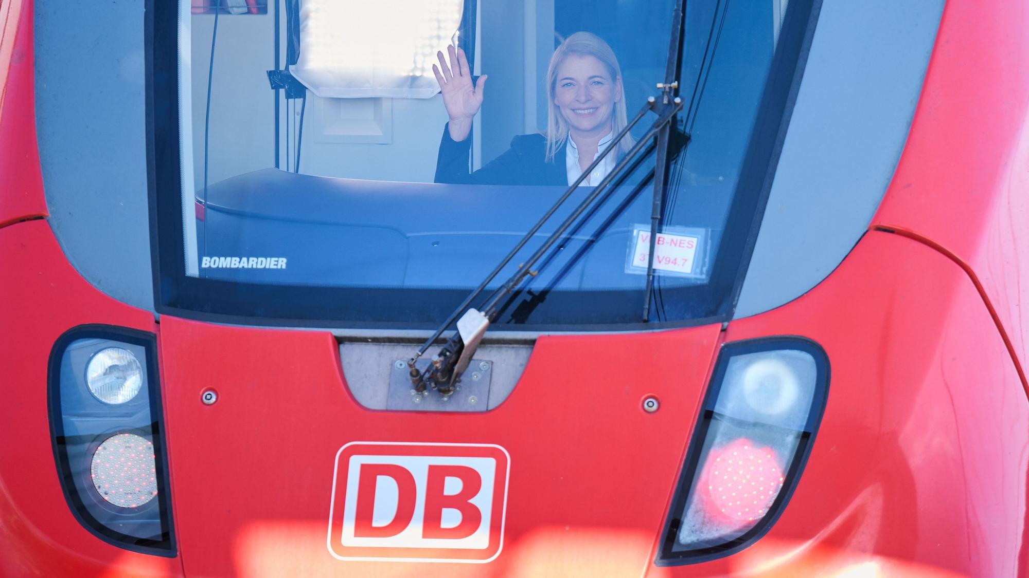 PRODUKTION - 09.10.2024, Berlin: Evelyn Palla, Bahn-Regionalverkehrsvorständin, sitzt in einem Triebkopf eines Regionalzugs. (zu dpa: «Evelyn Palla soll die Deutsche Bahn aus der Krise führen») Foto: Annette Riedl/dpa +++ dpa-Bildfunk +++