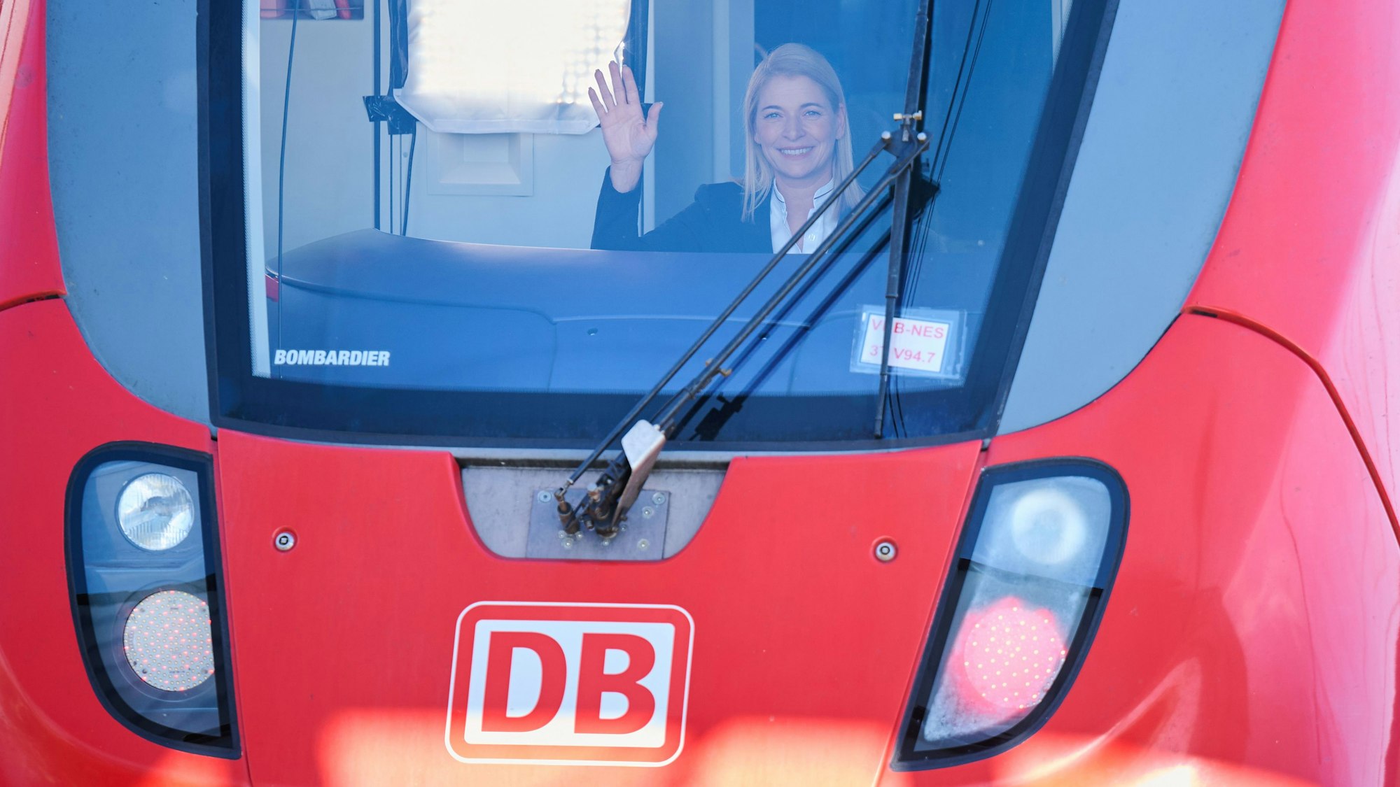 PRODUKTION - 09.10.2024, Berlin: Evelyn Palla, Bahn-Regionalverkehrsvorständin, sitzt in einem Triebkopf eines Regionalzugs. (zu dpa: «Evelyn Palla soll die Deutsche Bahn aus der Krise führen») Foto: Annette Riedl/dpa +++ dpa-Bildfunk +++