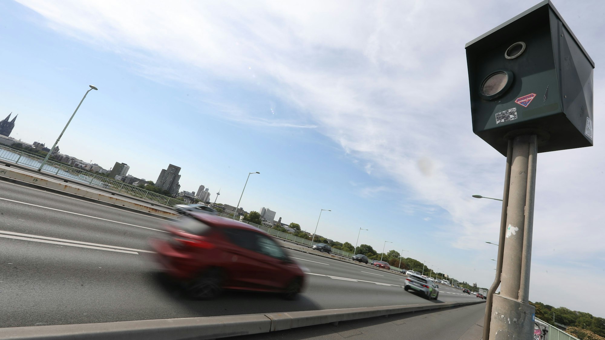 Ein Blitzer auf der Zoobrücke.