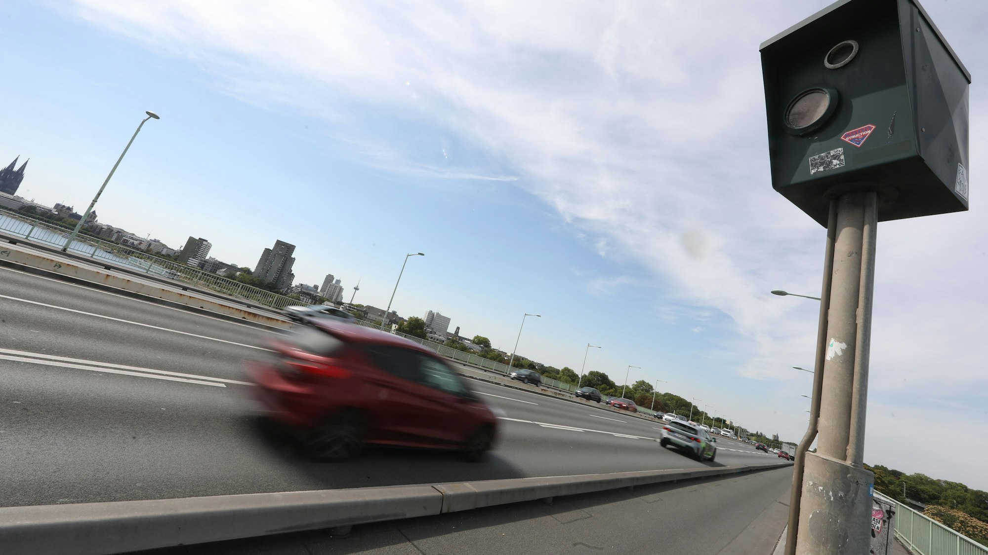 Das Bild zeigt die alten Blitzer auf der Zoobrücke.