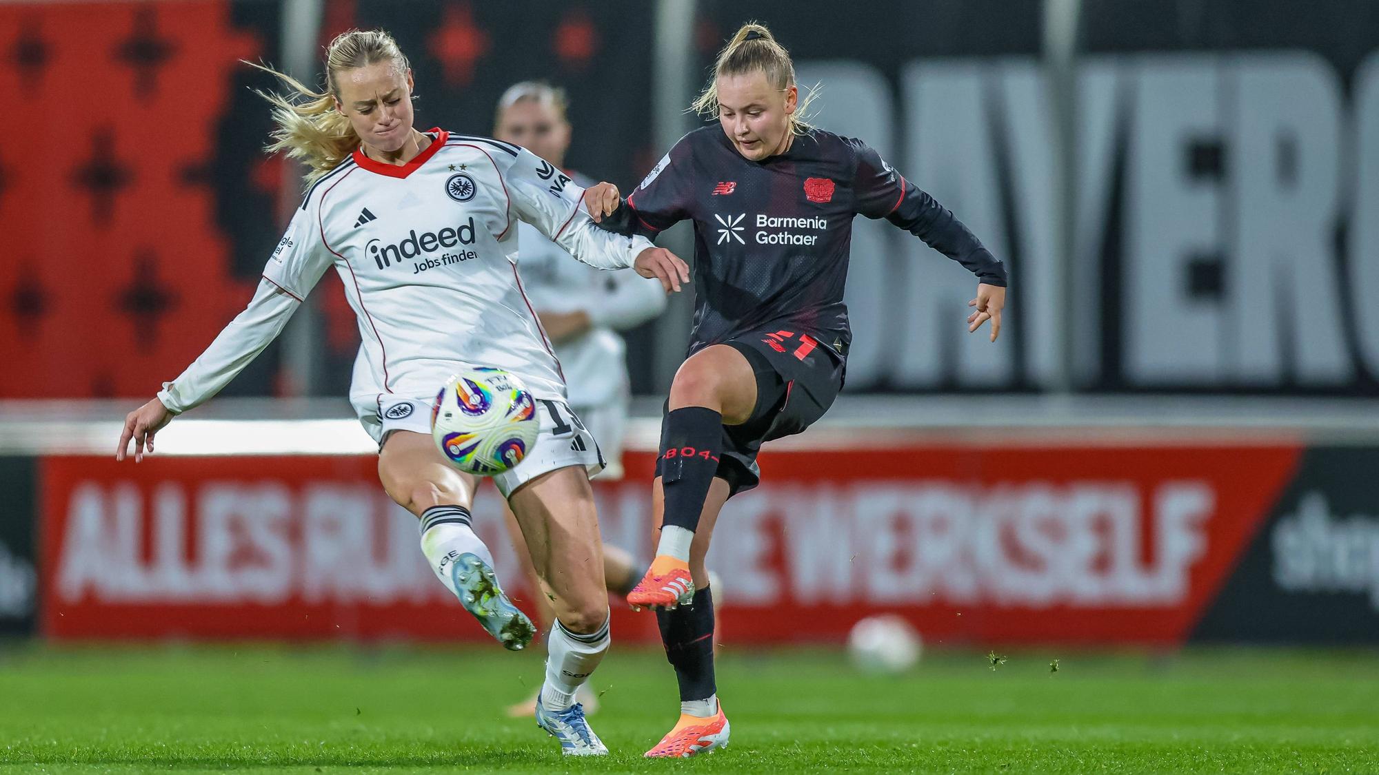DEU, Leverkusen, Bayer Leverkusen v Eintracht Frankfurt, Google Pixel Bundesliga, DFB, Saison 2526, Ulrich-Haberland-Stadion, 4. Spieltag, im Bild v.l.n.r: Amanda Ilestedt Eintracht Frankfurt 13, Vanessa Fudalla Bayer Leverkusen 21 DFB/DFL REGULATIONS PROHIBIT ANY USE OF PHOTOGRAPHS AS IMAGE SEQUENCES AND/OR QUASI-VIDEO, 25.09.2025, *** DEU, Leverkusen, Bayer Leverkusen v Eintracht Frankfurt, Google Pixel Bundesliga, DFB, Saison 2526, Ulrich Haberland Stadion, 4 Spieltag, im Bild v l n r Amanda Ilestedt Eintracht Frankfurt 13 , Vanessa Fudalla Bayer Leverkusen 21 DFB DFL REGULATIONS PROHIBIT ANY USE OF PHOTOGRAPHS AS IMAGE SEQUENCES AND OR QUASI VIDEO, 25 09 2025, Copyright: HMBxMedia/HendrikxHamelau