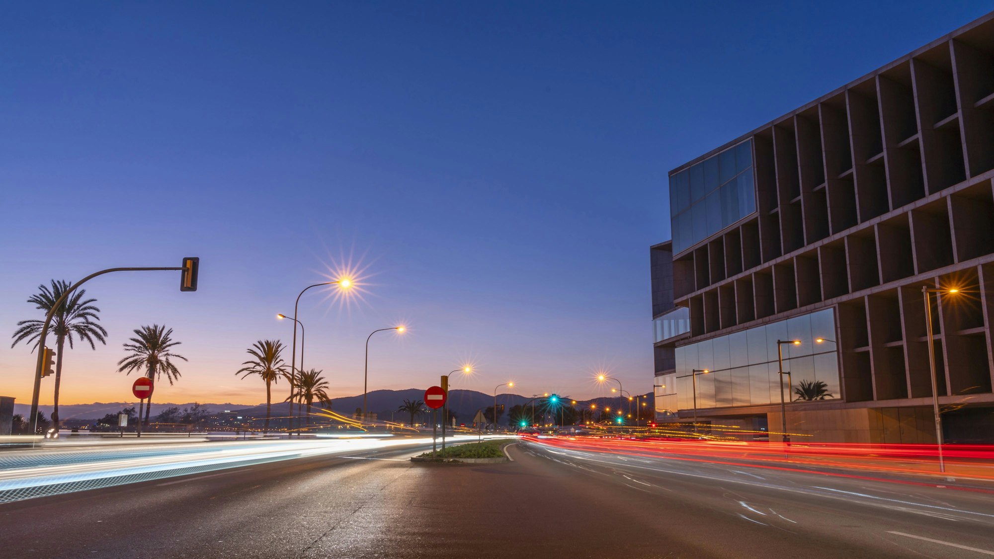 Eine leere Straße am Abend.