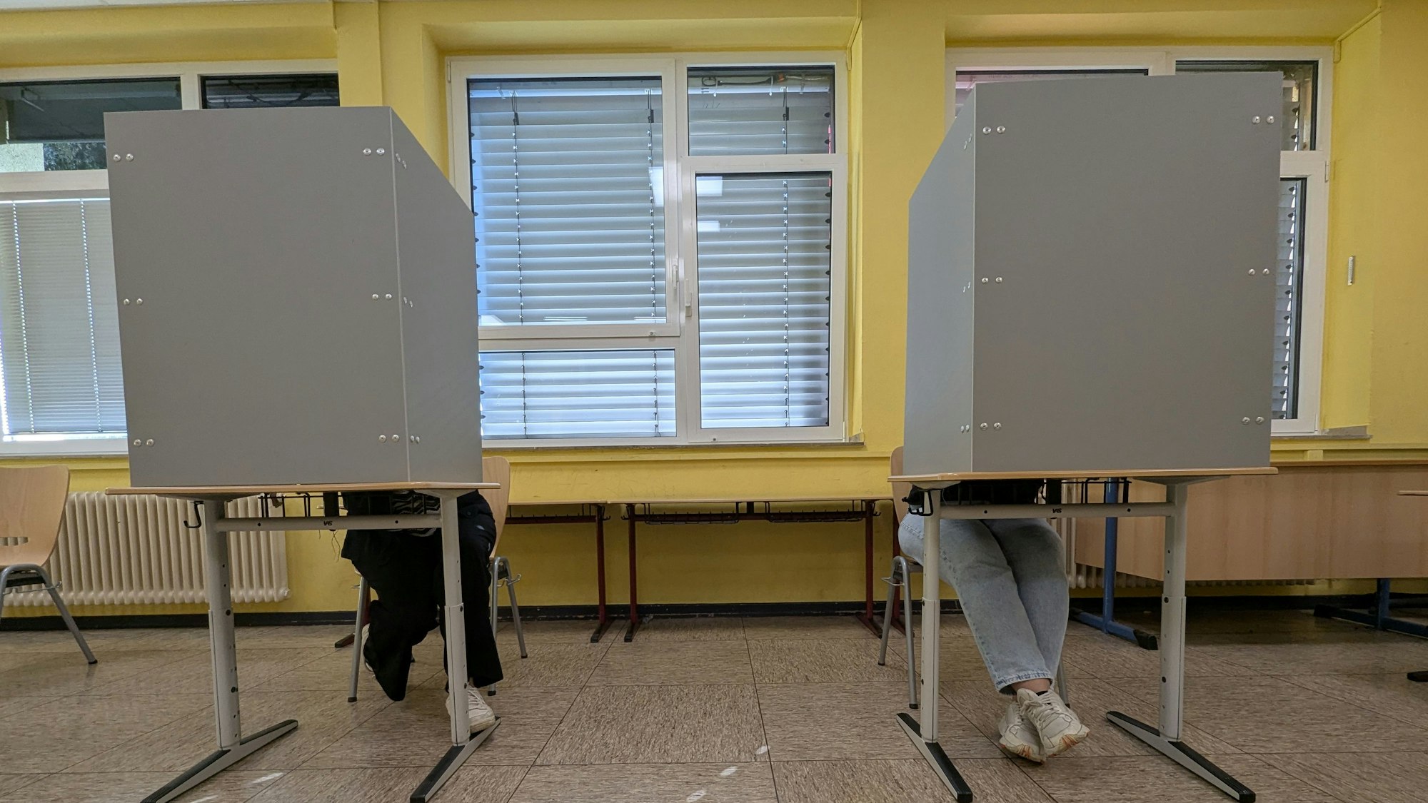 Das Foto zeigt zwei Wahlkabinen