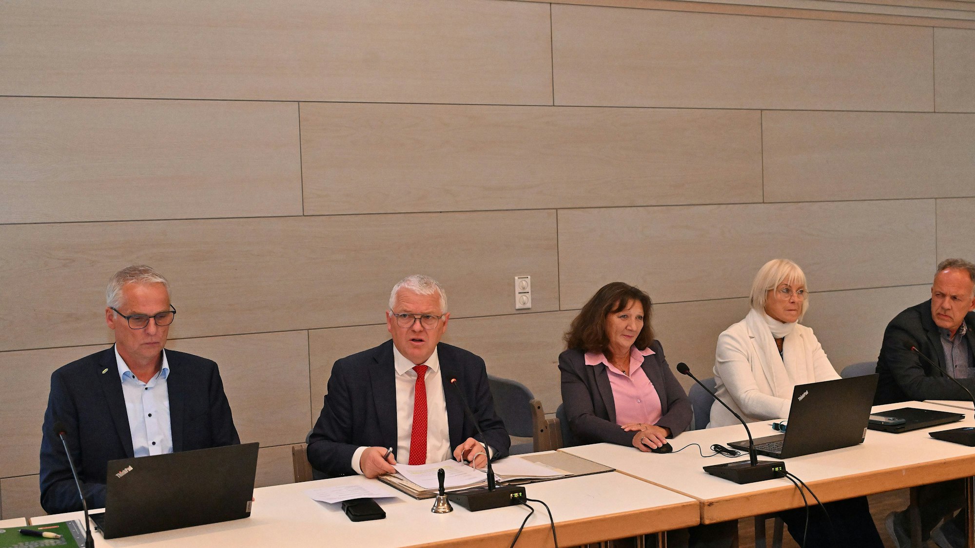 Das Foto zeigt Bürgermeister Willi Heider (2.v.l.) mit den weiteren Vertretern der Verwaltungsführung