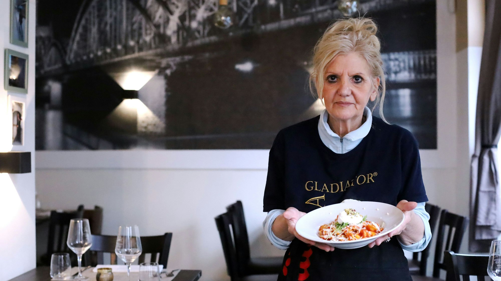 25.09.2025, Köln: Lina Conte mit der selbst gemachten Pasta. Gastrokritik von Carsten Henn („Henns Geschmackssache“) über die „Trattoria Il Brigante Lucano“, wo tatsächlich noch die Mamma am Herd steht. Foto: Arton Krasniqi