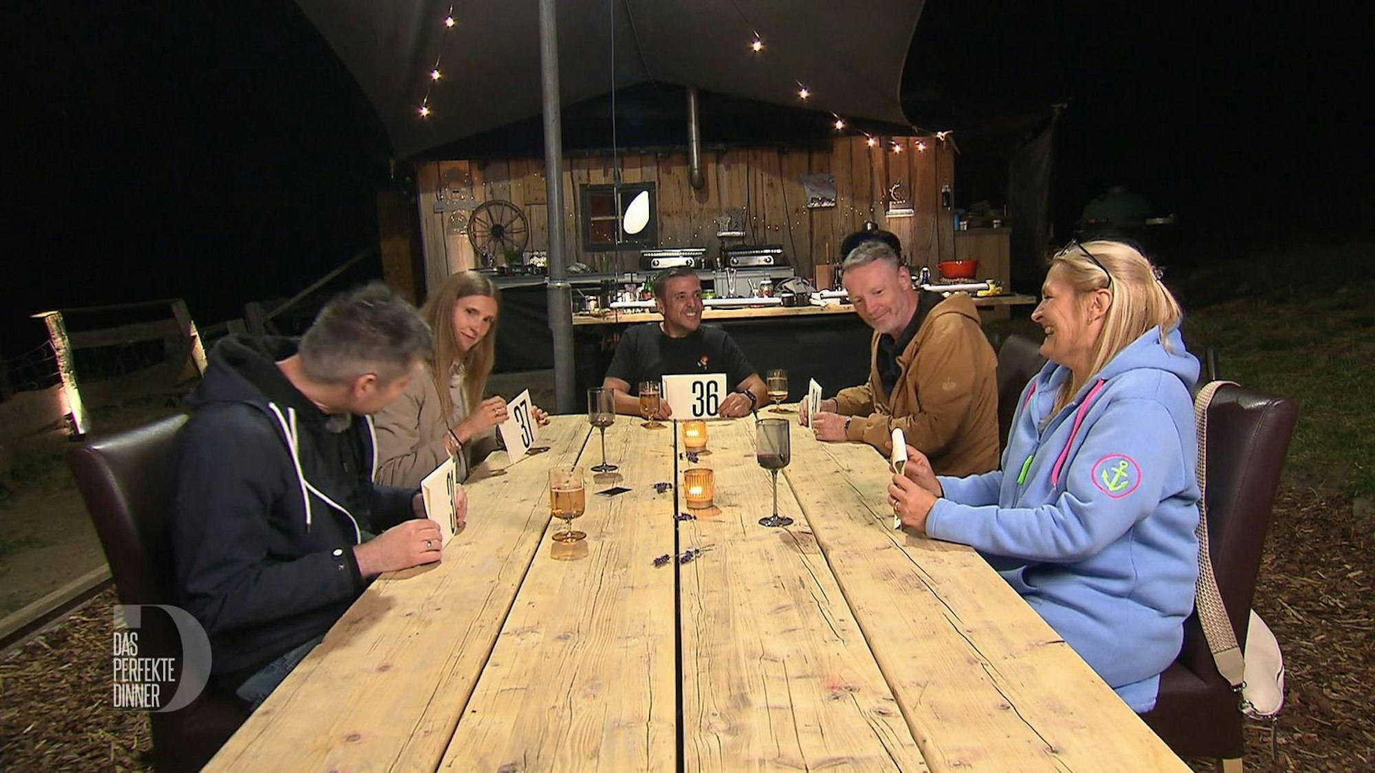 Barbara und Chrissi teilen sich den Sieg mit jeweils 37 Punkten.
(Bild: RTL)