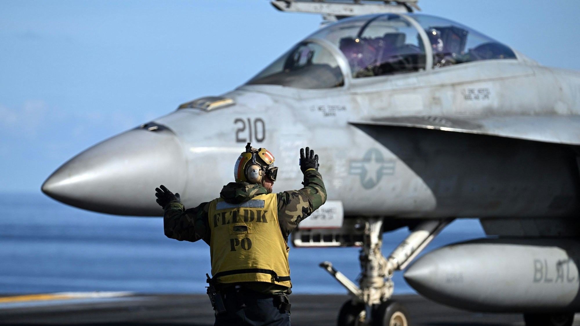 Das Bild zeigt einen Kampfjet auf dem US-Flugzeugträger USS Gerald R. Ford während eines Nato-Manövers im Zuge der gehäuften Vorfälle von Luftraumverletzungen von Nato-Mitgliedern durch Russland. Foto: Federico Gambarini/dpa