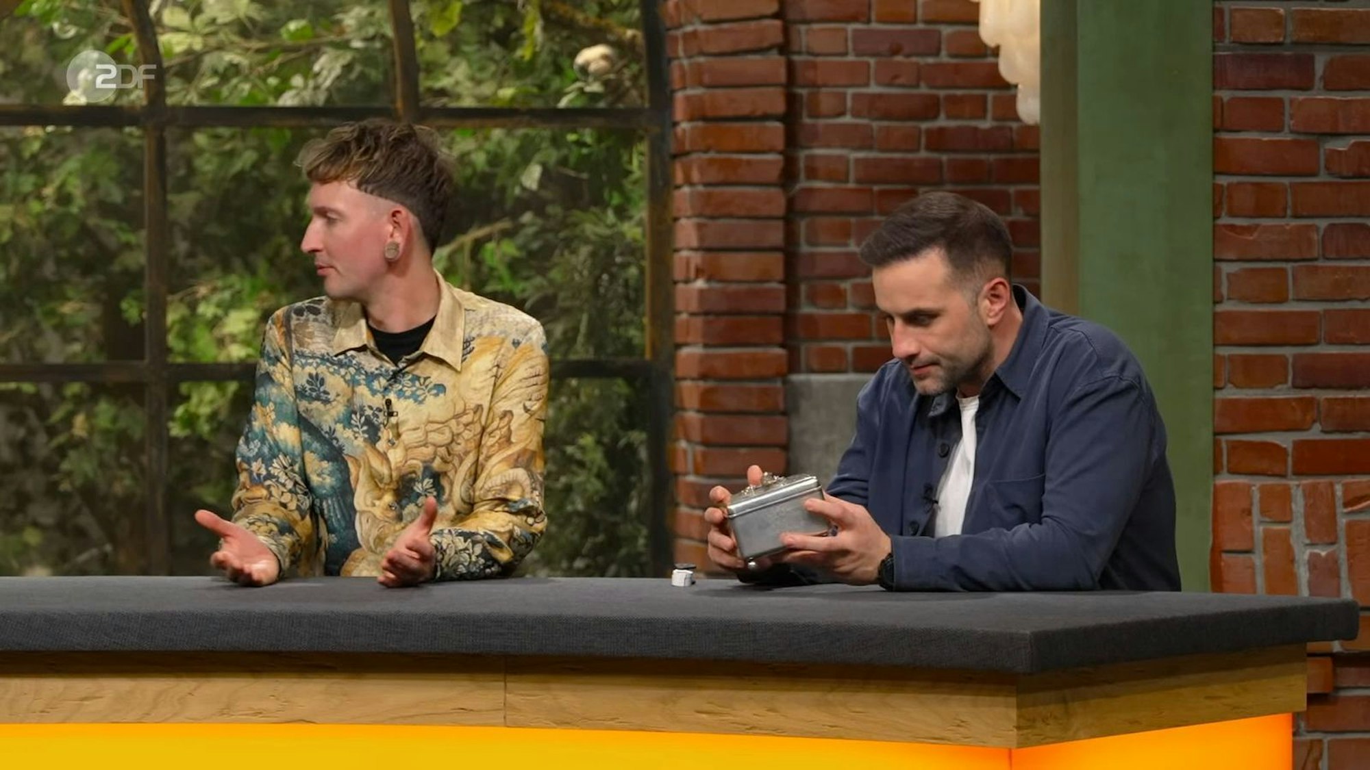 Fabian Kahl (l.) gefiel die Dose grundsätzlich gut, „aber ich verstehe den Vogel nicht“. Christian Vechtel stimmte ihm zu: „Ich auch nicht.“ Trotzdem startete Fabian Kahl mit 500 Euro, weitere Gebote kamen zögerlich.
(Bild: ZDF)