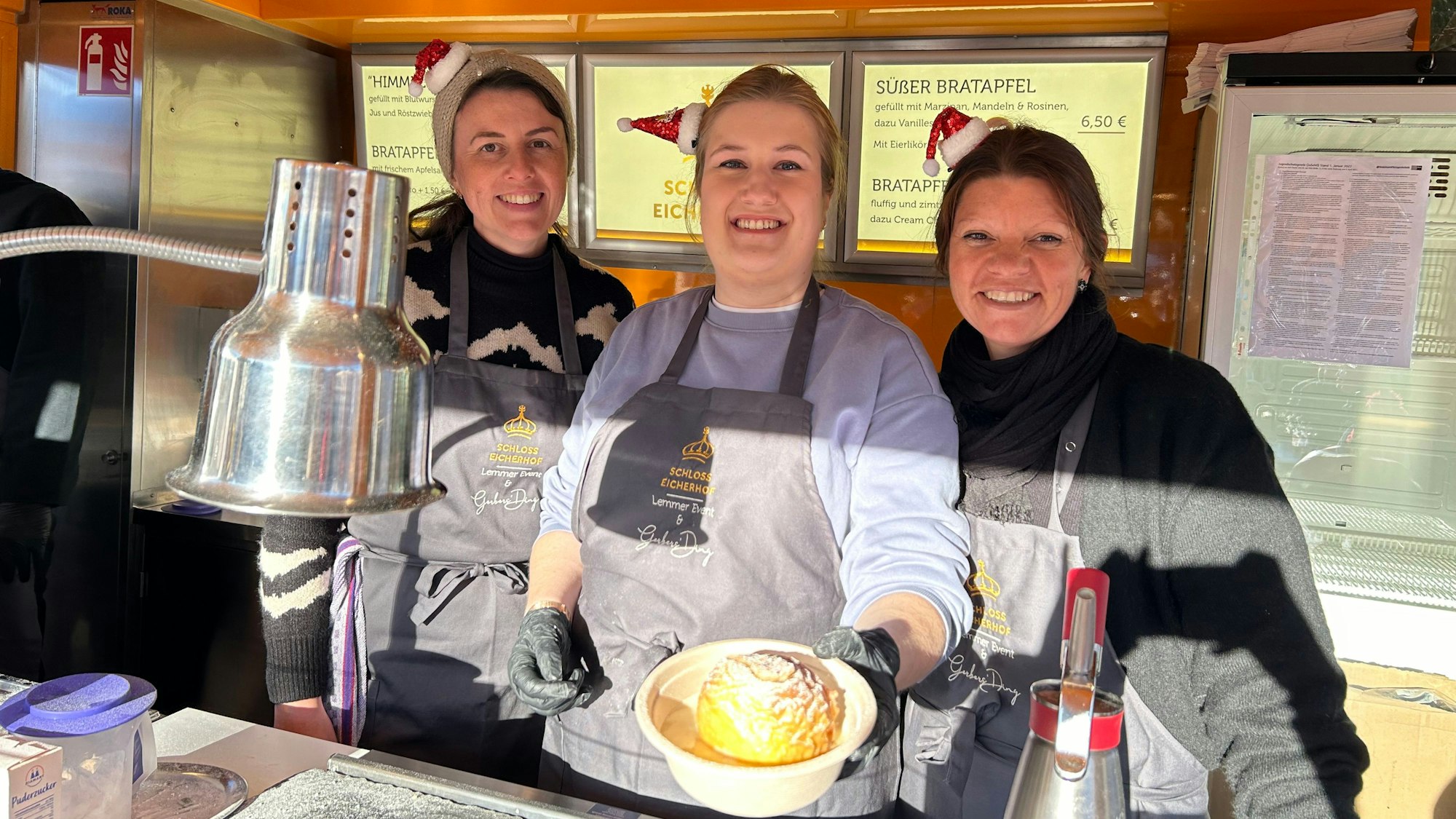 Frauen mit Bratapfel