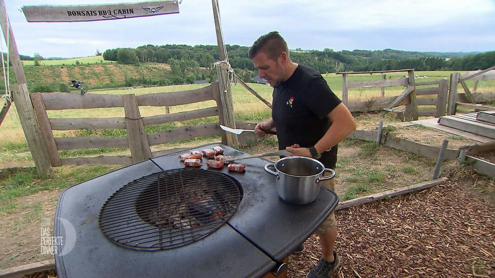 Den Lachs im Bacon für die Vorspeise bereitet Stephan auf der Feuerplatte zu.
(Bild: RTL)