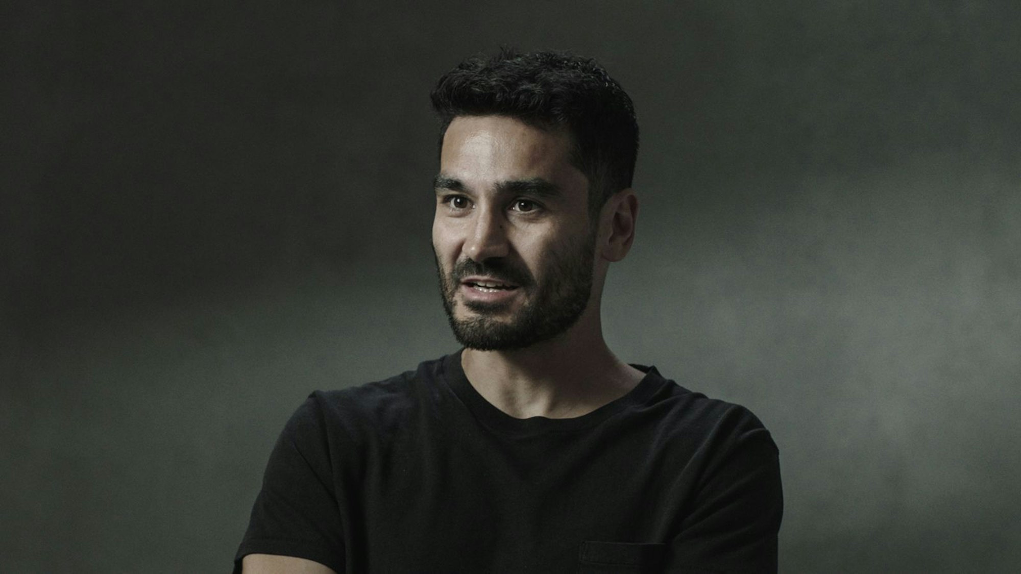 Als am 13. November ein Terroranschlag das Fußballspiel zwischen Deutschland und Frankreich erschütterte, stand İlkay Gündoğan auf dem Platz. In einer Sky-Doku blickt der einstige DFB-Star nun zurück. (Bild: Sky / Leonine Documentaries)