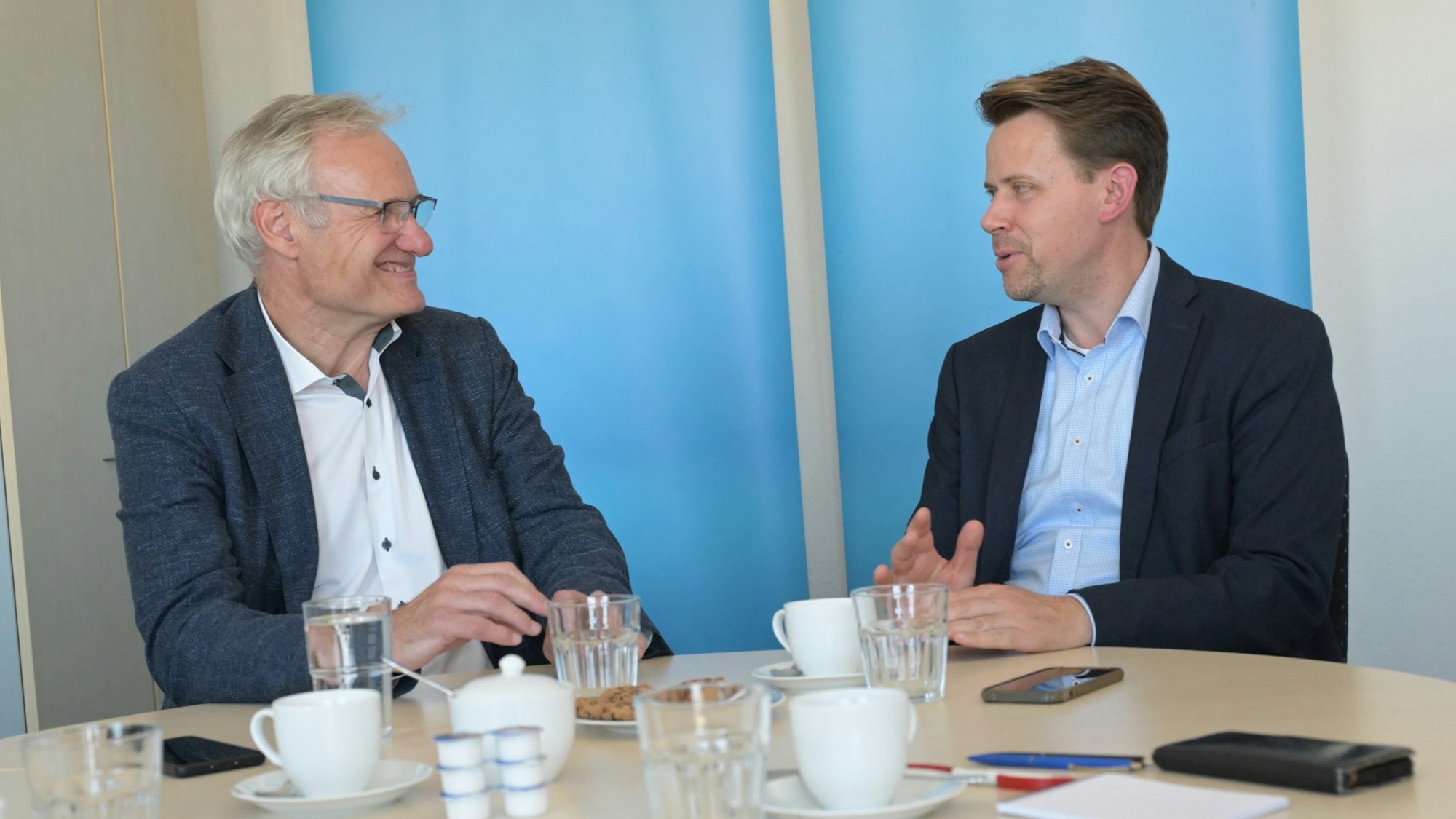 SPD-Landratskandidat Robert Winkels sitzt neben CDU-Landratskandidat Arne von Boetticher.