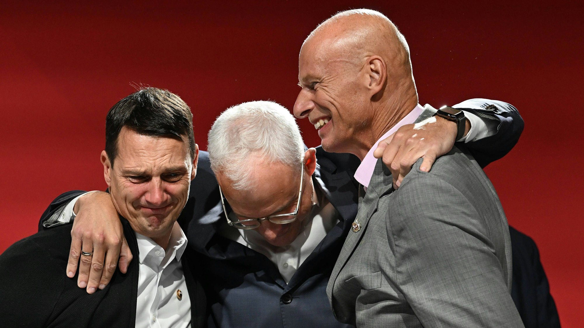 .FC Köln Team Stobbe gewinnt die Wahl : v.l.n.rechts : Ulf Sobek , Jörg Alvermann und Jörn Stobbe nach dem Verkündung des Wahlergebnisses Köln.
