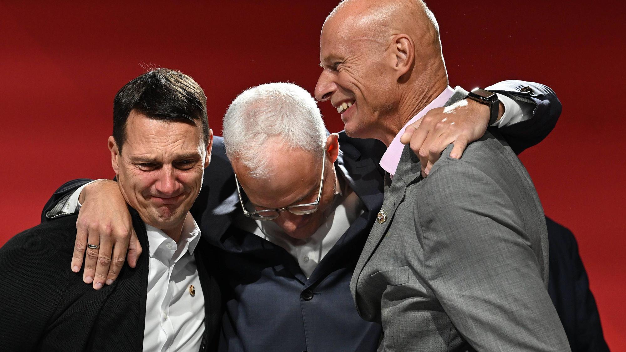 Emotionale Momente nach der Wahl für Ulf Sobek, Jörg Alvermann und Jörn Stobbe nach der Bekanntgabe des Wahlergebnisses