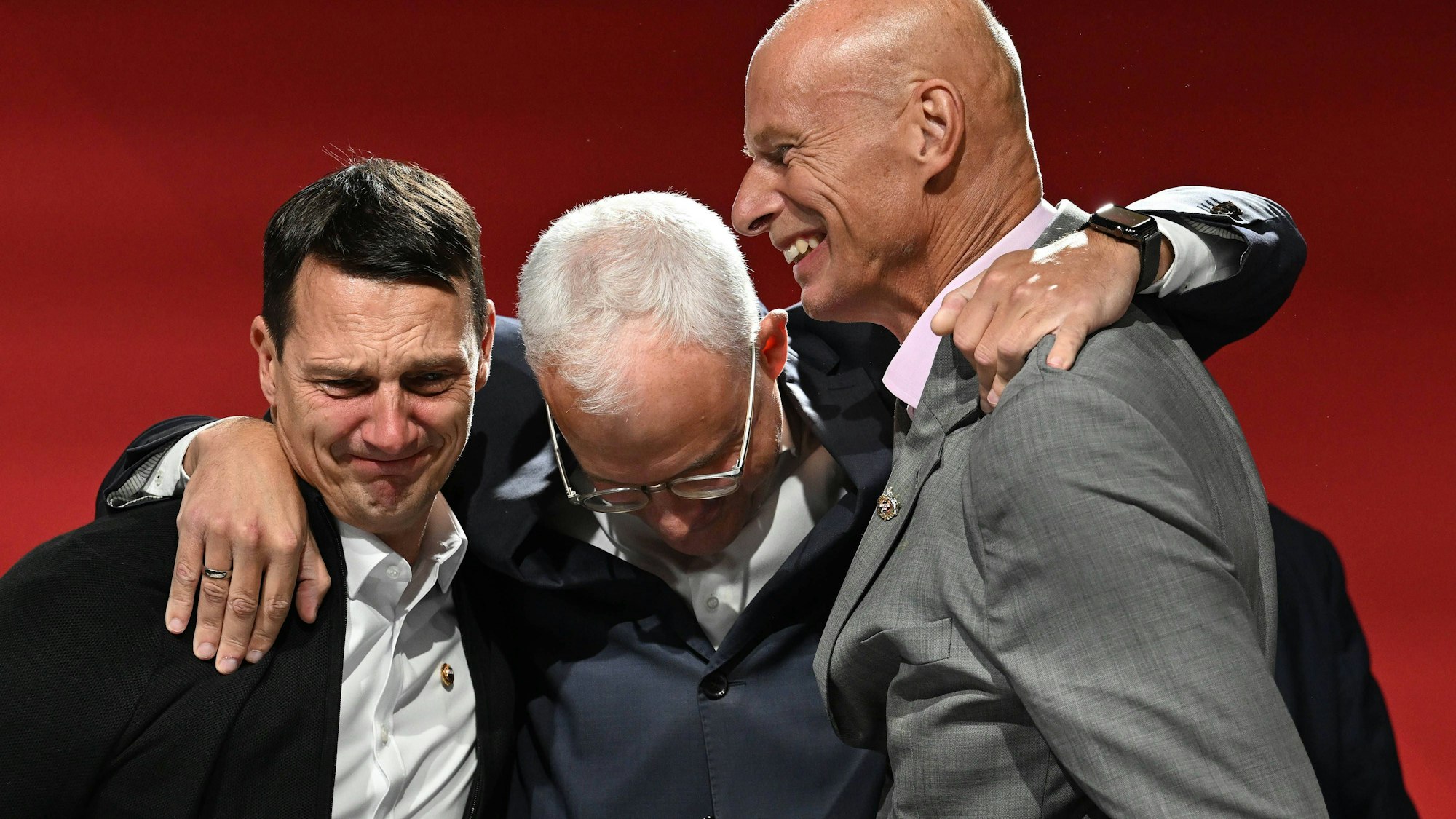 Emotionale Momente nach der Wahl für Ulf Sobek, Jörg Alvermann und Jörn Stobbe nach der Bekanntgabe des Wahlergebnisses