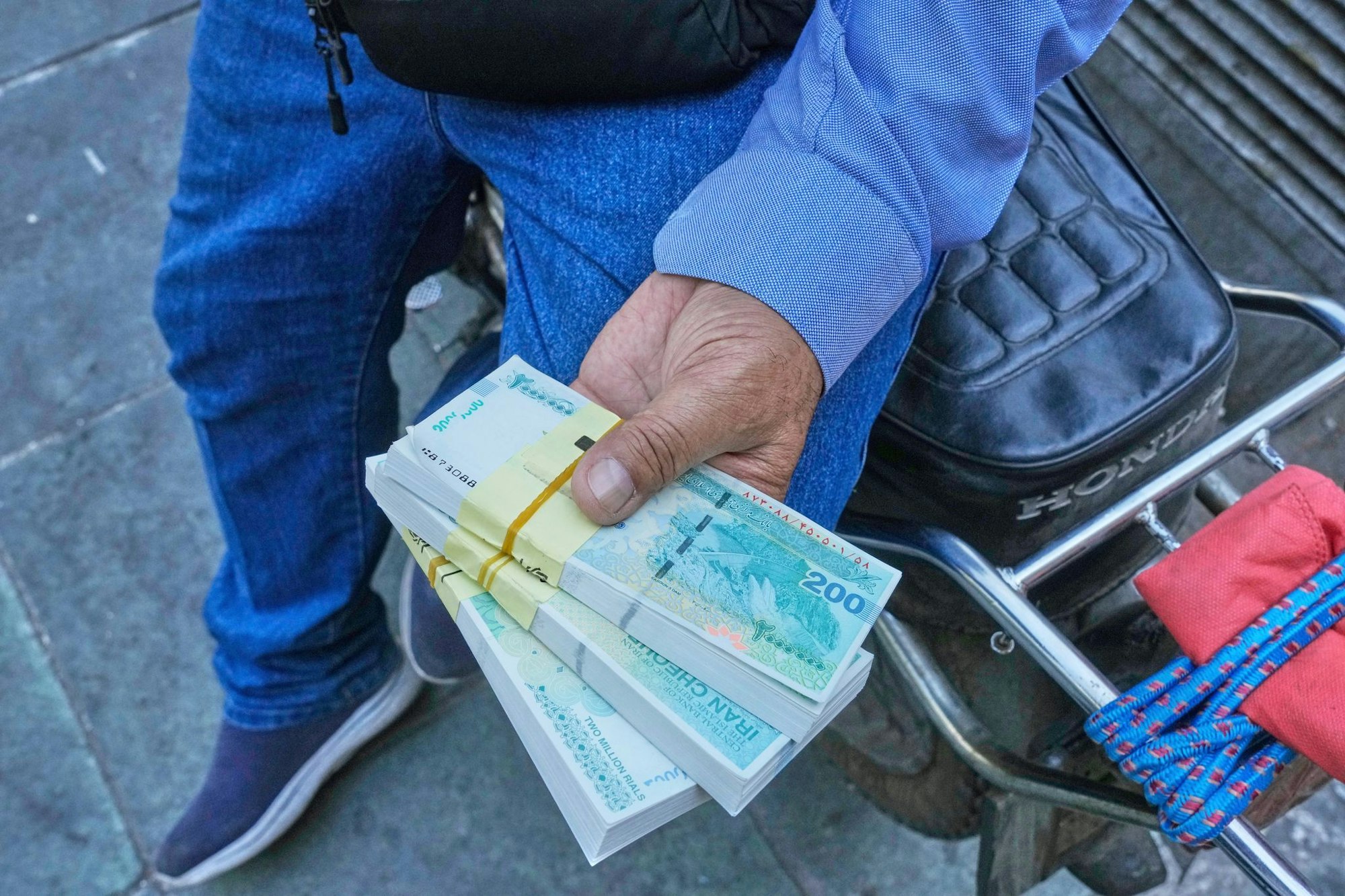 In den vergangenen zehn Jahren hat der Rial 97 Prozent seines Wertes gegenüber dem Euro eingebüßt. (Archivbild)