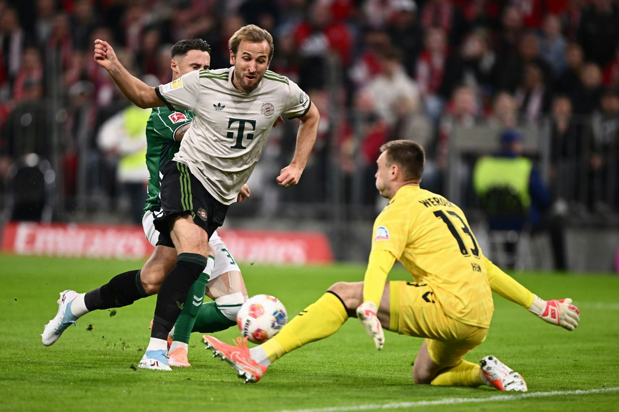 Karl Hein stand immer wieder im Brennpunkt, hier hält er einen Schuss von Harry Kane.
