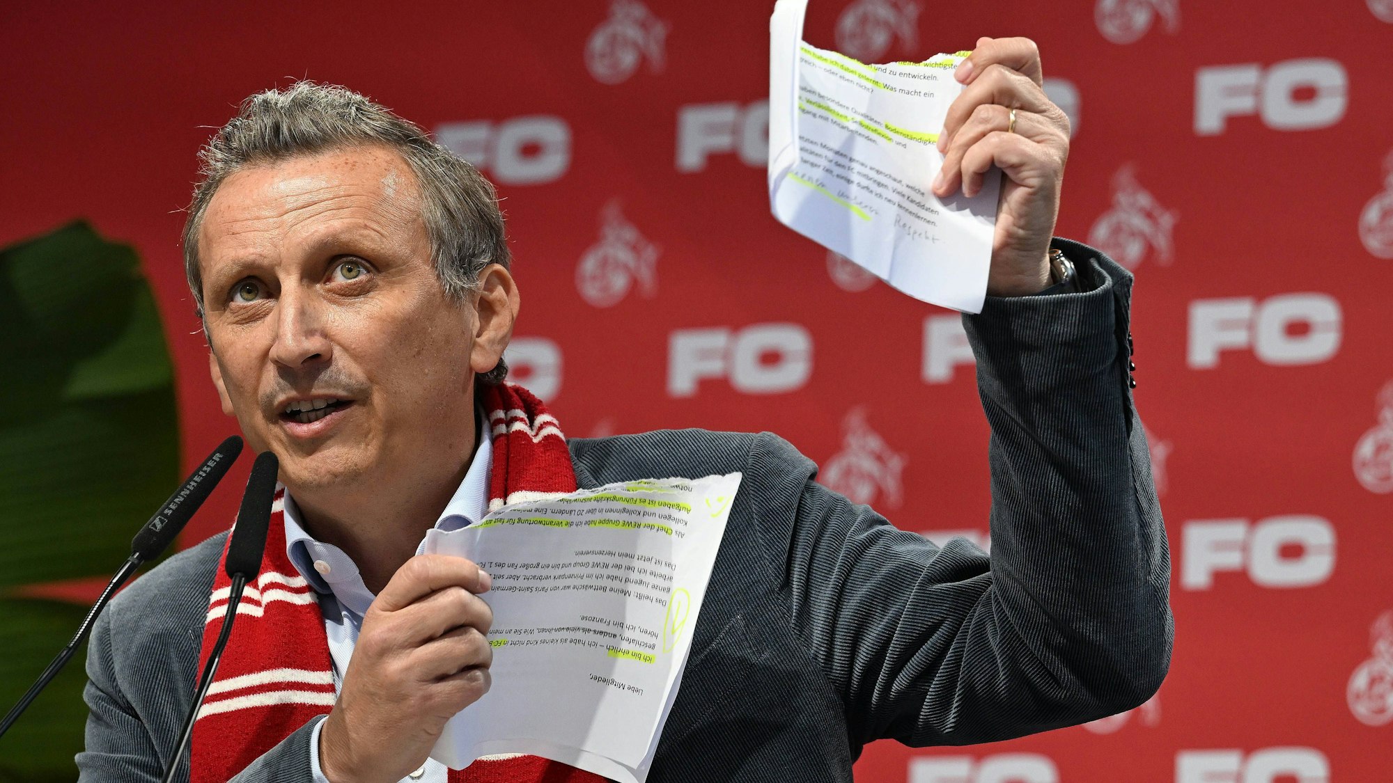 27.09.2025 , xophax, Fussball 1.Bundesliga, 1.FC Koeln Mitgliederversammlung , Präsidentenwahl. Rhein Energie Stadion Jahreshauptversammlung am Samstag den 27.09.2025. 1.FC Köln Vorstandsvorsitzender REWE Group Lionel Souque zerreisst sein Manuskript Koeln *** 27 09 2025 , xophax, Football 1 Bundesliga, 1 FC Köln General Meeting , Presidential Election Rhein Energie Stadion Annual General Meeting on Saturday 27 09 2025 1 FC Köln CEO REWE Group Lionel Souque tears up his manuscript Koeln