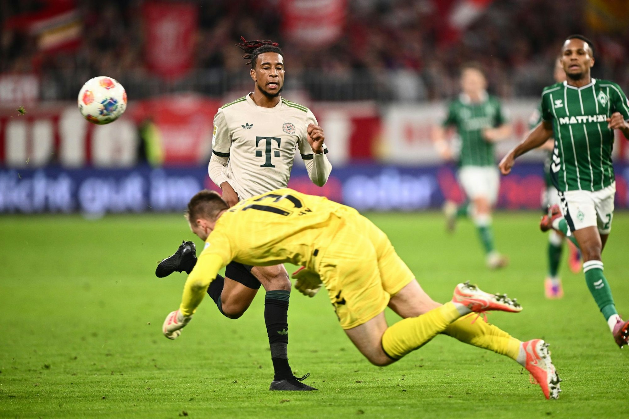 Einmal klärt Werder-Torwart Karl Hein auch weit vor seinem Tor mit dem Kopf.