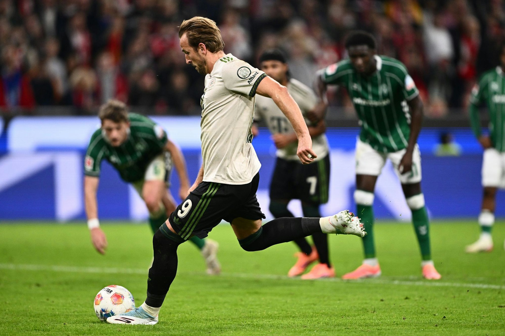 Makellos vom Punkt: Auch seinen 18. Bundesliga-Elfmeter verwandelt Harry Kane.