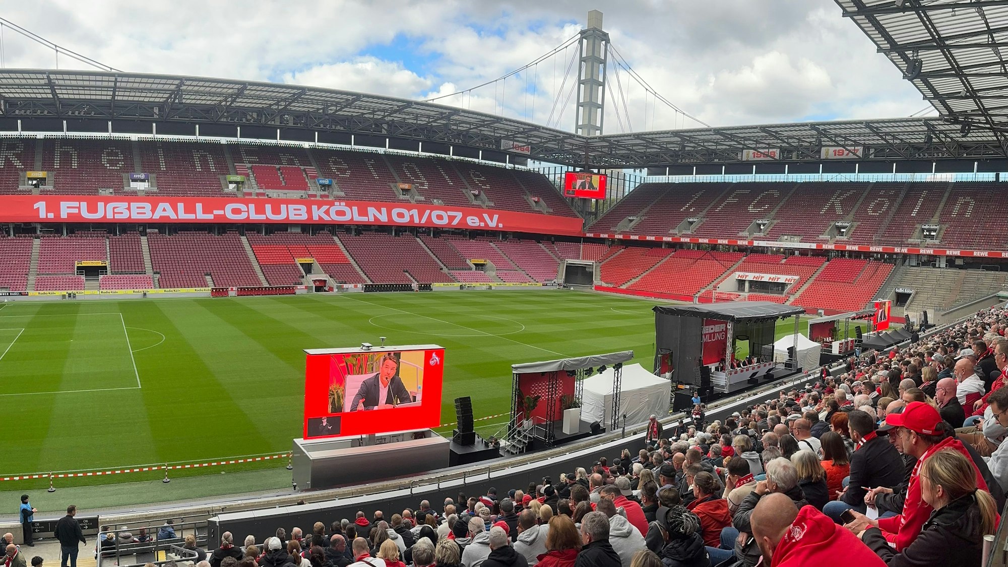 Ein Blick ins Rhein-Energie-Stadion während der Mitgliederversammlung des 1. FC Köln