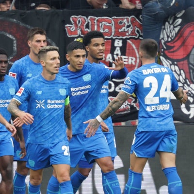 GER, Hamburg, Fussball, DFL, FC St. Pauli vs Bayer Leverkusen , im Millerntor Stadion , 27.09.2025 , v.l. Bayer Leverkusen feiert das 1:2 durch Ernest Poku Bayer Leverkusen ,19 DFL regulations prohibit any use of photographs as image sequences and/or quasi-video. *** GER, Hamburg, Soccer, DFL, FC St Pauli vs Bayer Leverkusen , in Millerntor Stadion , 27 09 2025 , v l Bayer Leverkusen celebrates the 1 2 by Ernest Poku Bayer Leverkusen ,19 DFL regulations prohibit any use of photographs as image sequences and or quasi video Copyright: HMBxMedia/FernandoxSoares