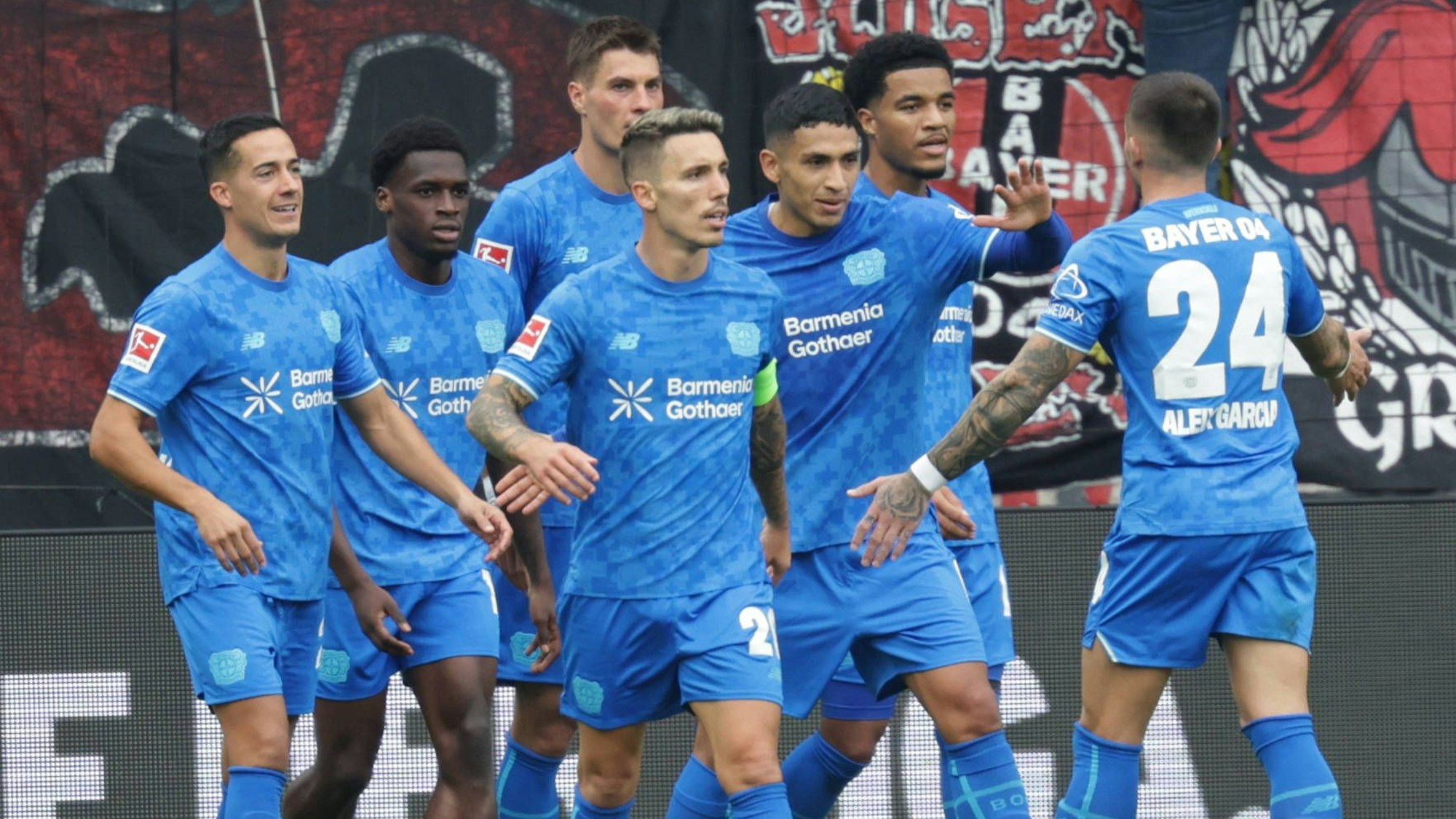 GER, Hamburg, Fussball, DFL, FC St. Pauli vs Bayer Leverkusen , im Millerntor Stadion , 27.09.2025 , v.l. Bayer Leverkusen feiert das 1:2 durch Ernest Poku Bayer Leverkusen ,19 DFL regulations prohibit any use of photographs as image sequences and/or quasi-video. *** GER, Hamburg, Soccer, DFL, FC St Pauli vs Bayer Leverkusen , in Millerntor Stadion , 27 09 2025 , v l Bayer Leverkusen celebrates the 1 2 by Ernest Poku Bayer Leverkusen ,19 DFL regulations prohibit any use of photographs as image sequences and or quasi video Copyright: HMBxMedia/FernandoxSoares