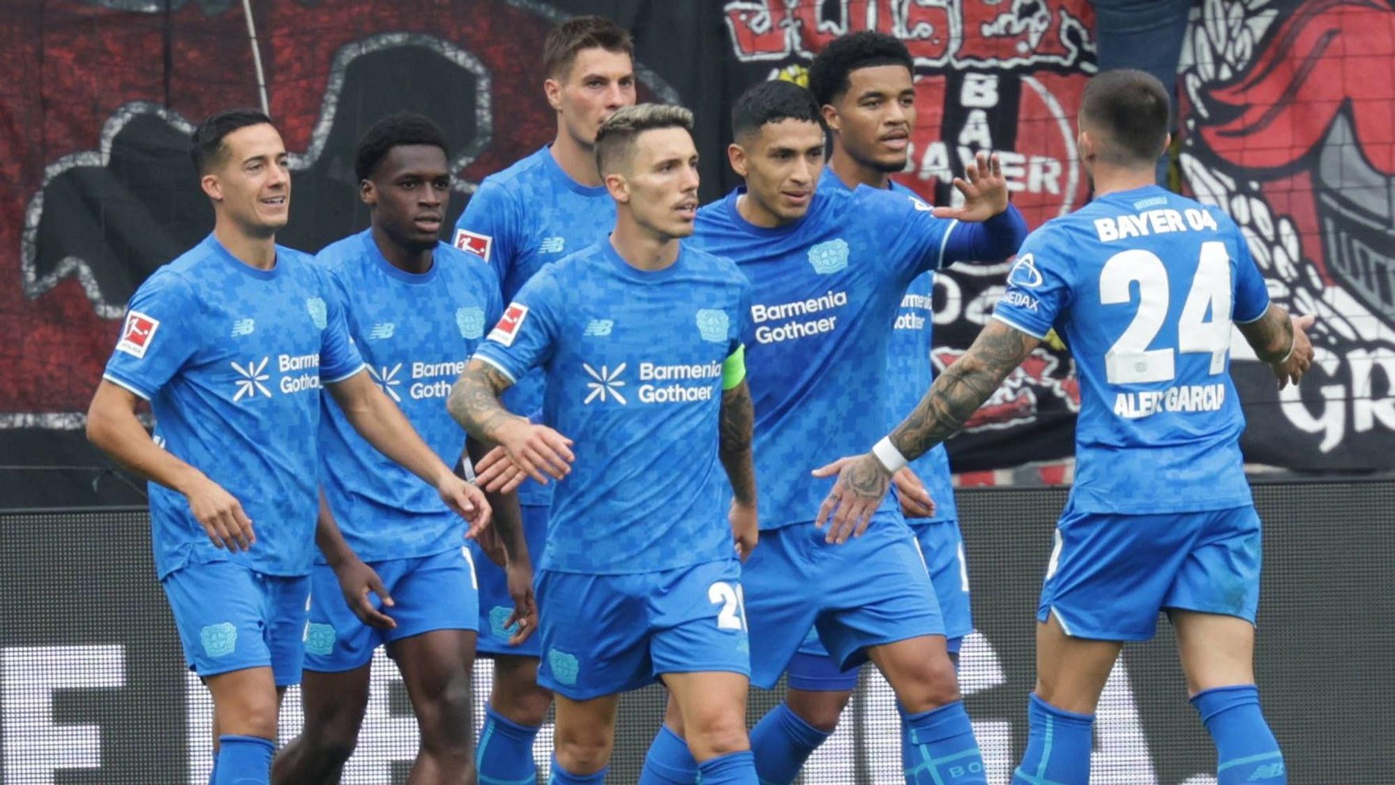 GER, Hamburg, Fussball, DFL, FC St. Pauli vs Bayer Leverkusen , im Millerntor Stadion , 27.09.2025 , v.l. Bayer Leverkusen feiert das 1:2 durch Ernest Poku Bayer Leverkusen ,19 DFL regulations prohibit any use of photographs as image sequences and/or quasi-video. *** GER, Hamburg, Soccer, DFL, FC St Pauli vs Bayer Leverkusen , in Millerntor Stadion , 27 09 2025 , v l Bayer Leverkusen celebrates the 1 2 by Ernest Poku Bayer Leverkusen ,19 DFL regulations prohibit any use of photographs as image sequences and or quasi video Copyright: HMBxMedia/FernandoxSoares