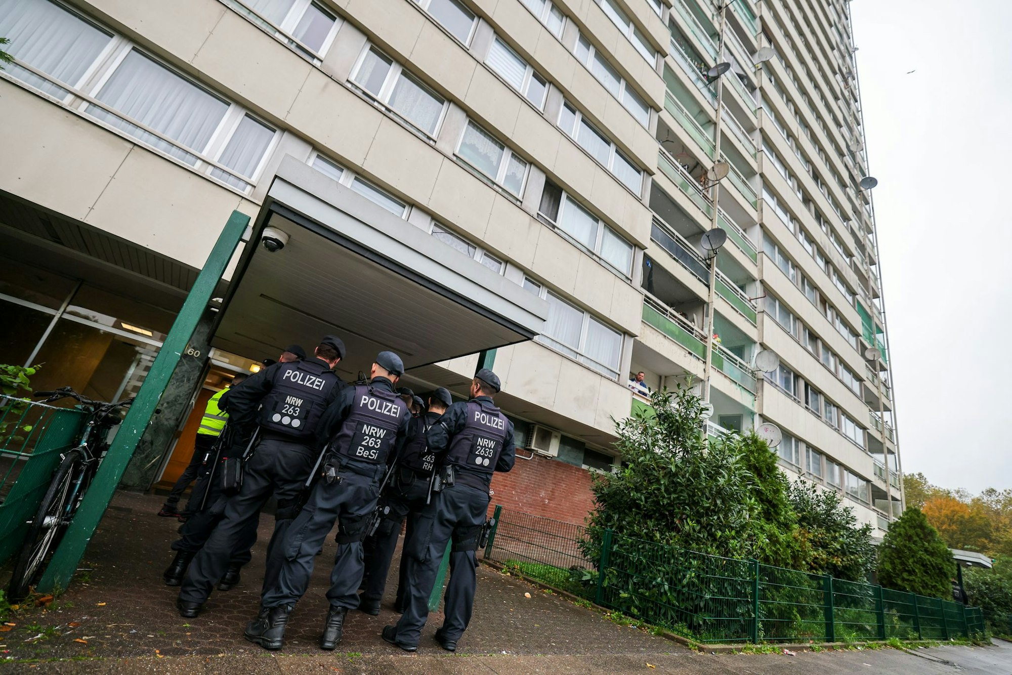 Immer wieder gibt es Polizeieinsätze oder große Sozialbetrugs-Kontrollen im «Weißen Riesen». (Archivbild)