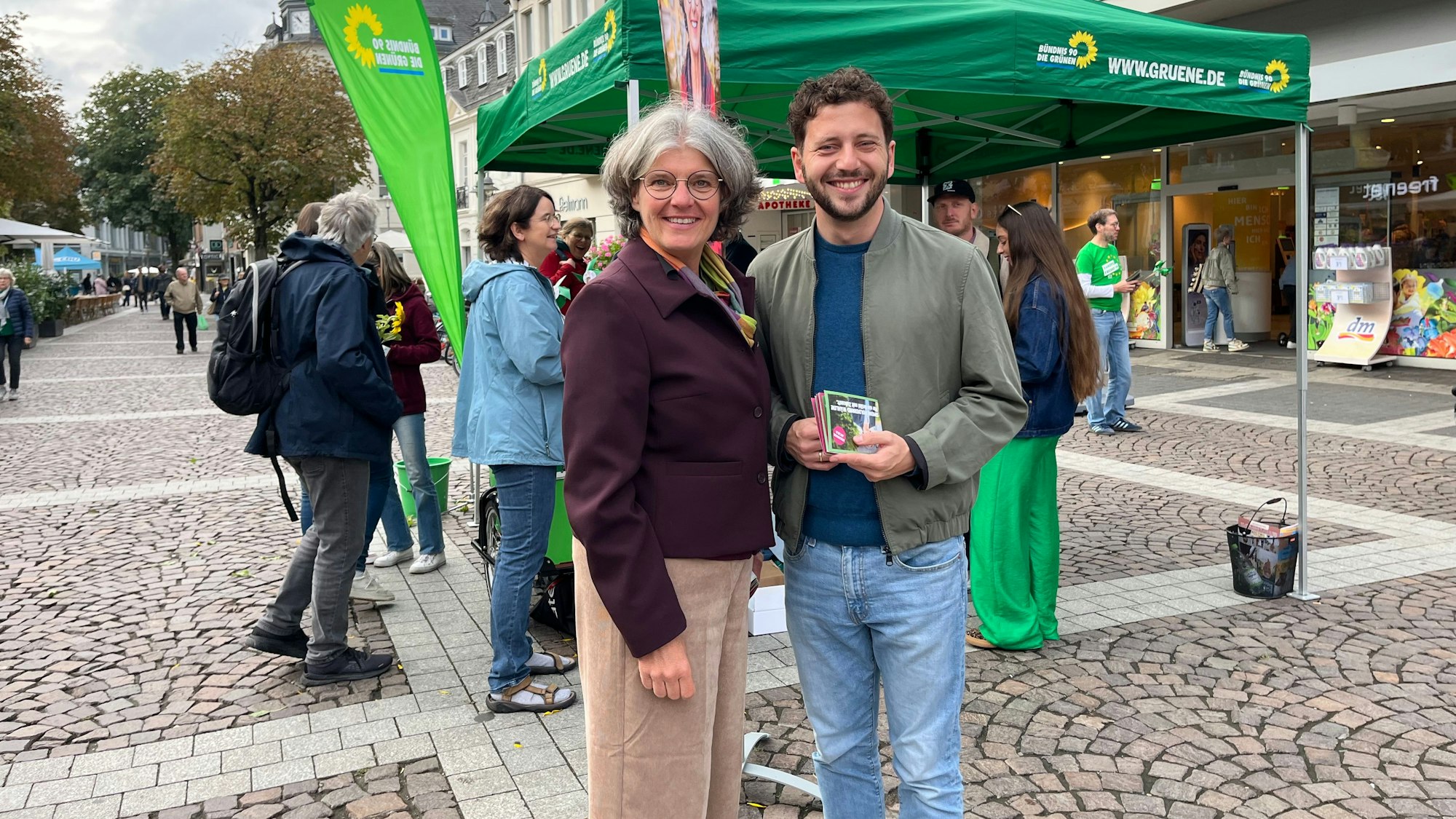 Simone Holderried erhält im Wahlkampf-Endspurt Unterstützung vom Bundesvorsitzenden der Grünen, Felix Banaszak.