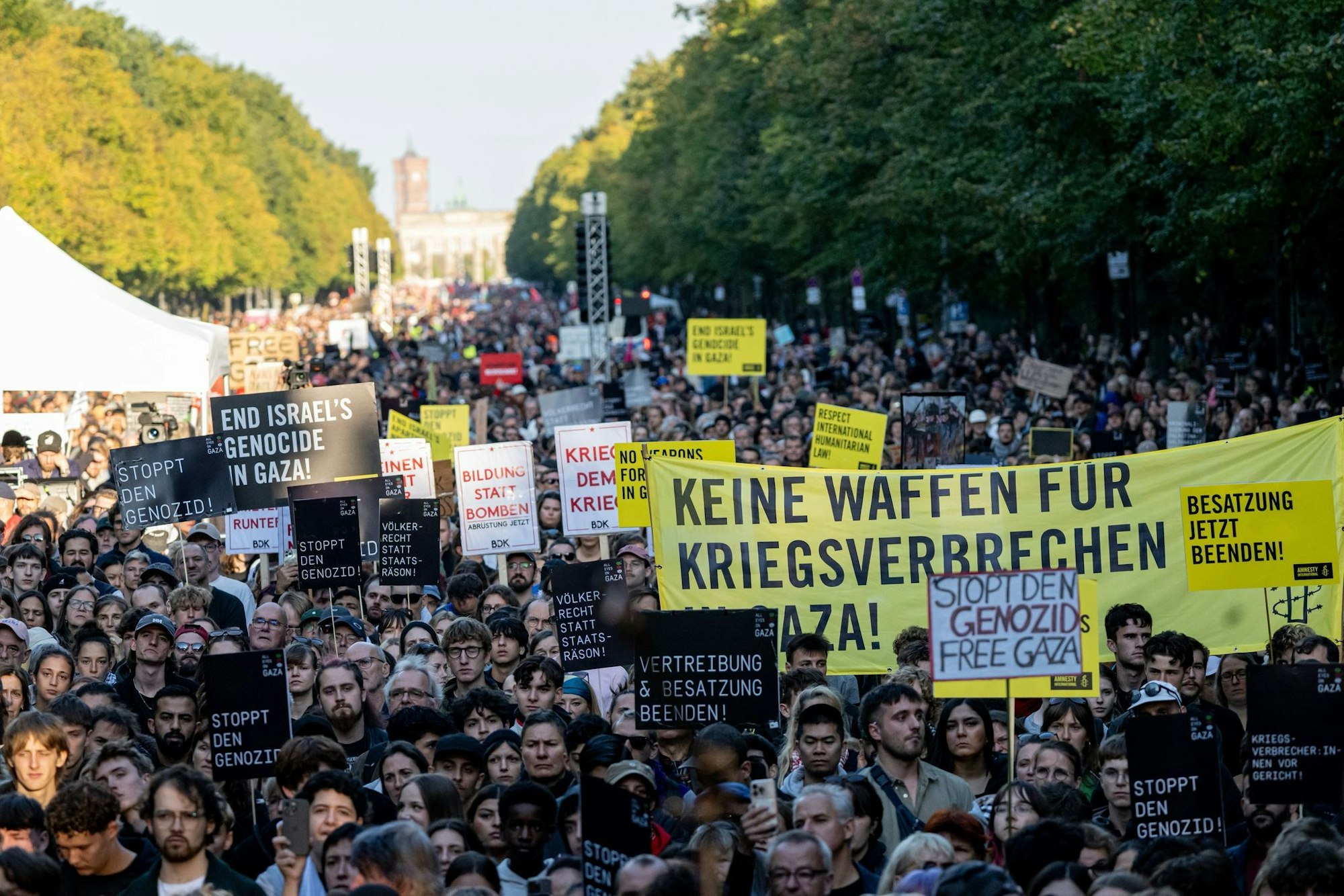 Mehr als 100.000 Menschen haben nach Schätzung der Veranstalter am Gaza-Protest teilgenommen. Die Polizei nannte etwas niedrigere Zahlen.
