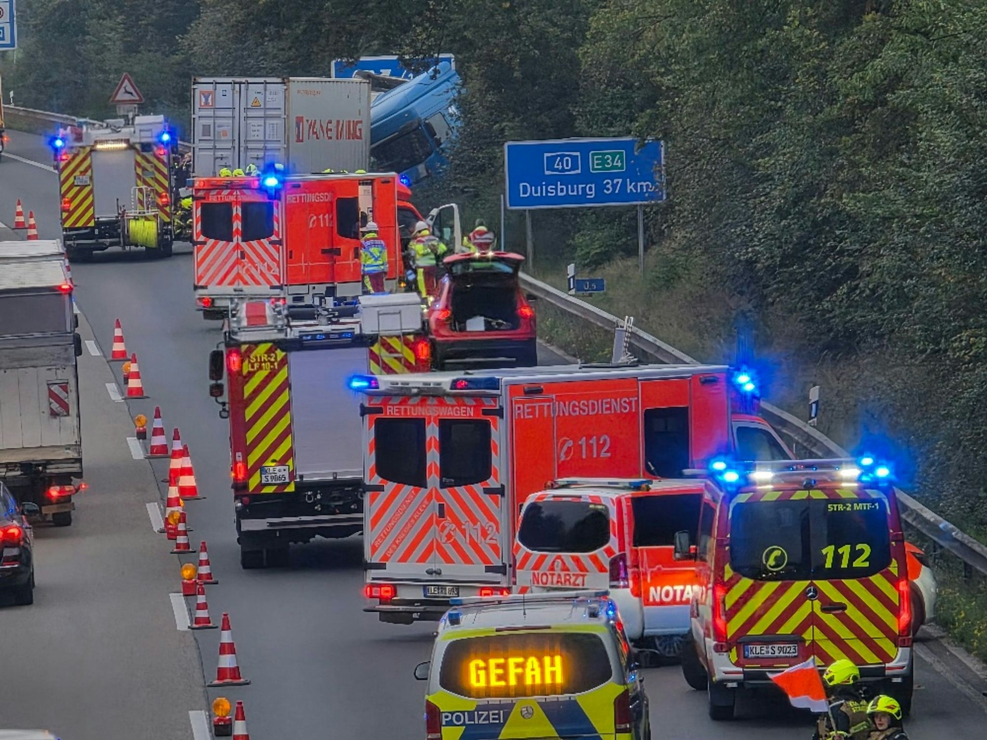 Zunächst rückte die Feuerwehr auch mit Rettungs- und Notarztwagen an.